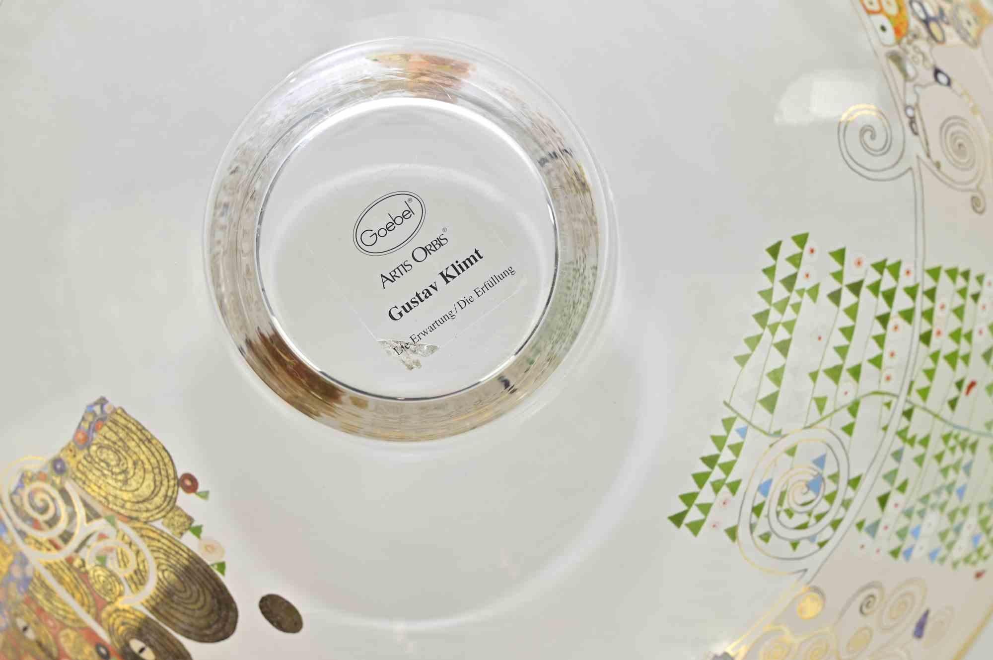 Large Goebel Artis Orbis bowl centerpiece design “Gustav Klimt” ( Erwartung / Die Erfüllung).

Thick glass with gold-line edges.

Golden and polychrome decorations.

Excellent condition.