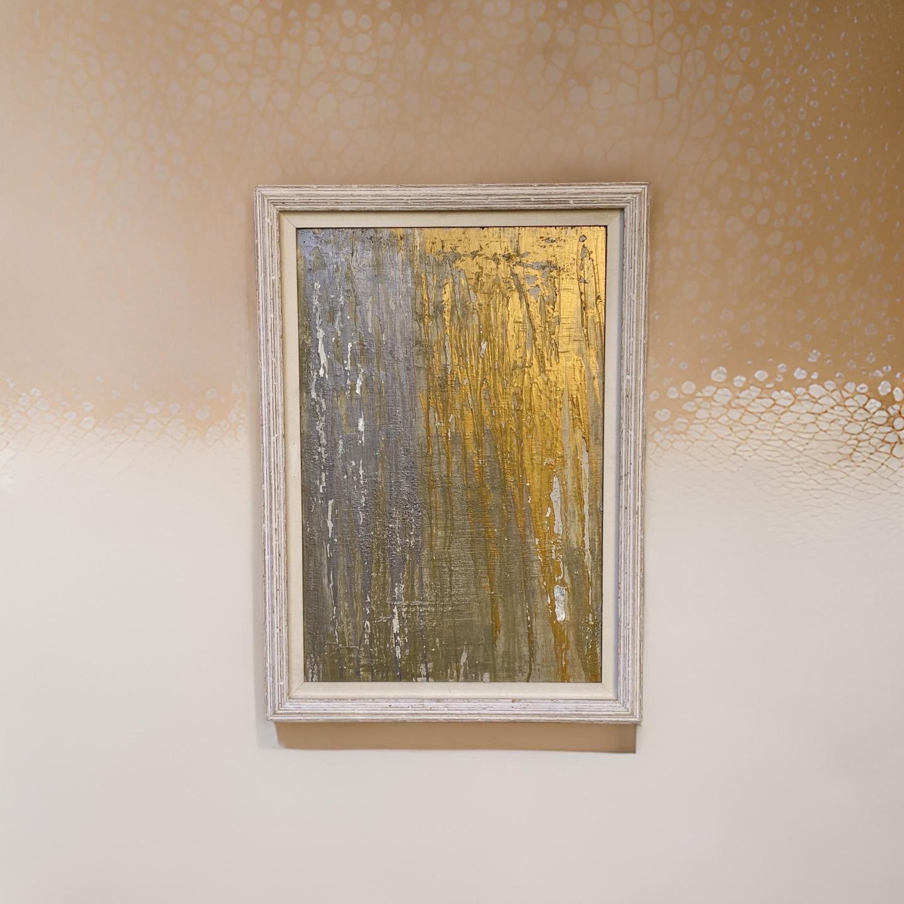 Ein weiteres großartiges Originalgemälde in Acryl/Blattgold/Blattsilber auf Karton des Designers/Künstlers George Machado. Wir lieben dieses Gemälde vor allem wegen des großartigen, unveränderten Rahmens aus weißem Holz im Stil der 1960er Jahre. Das