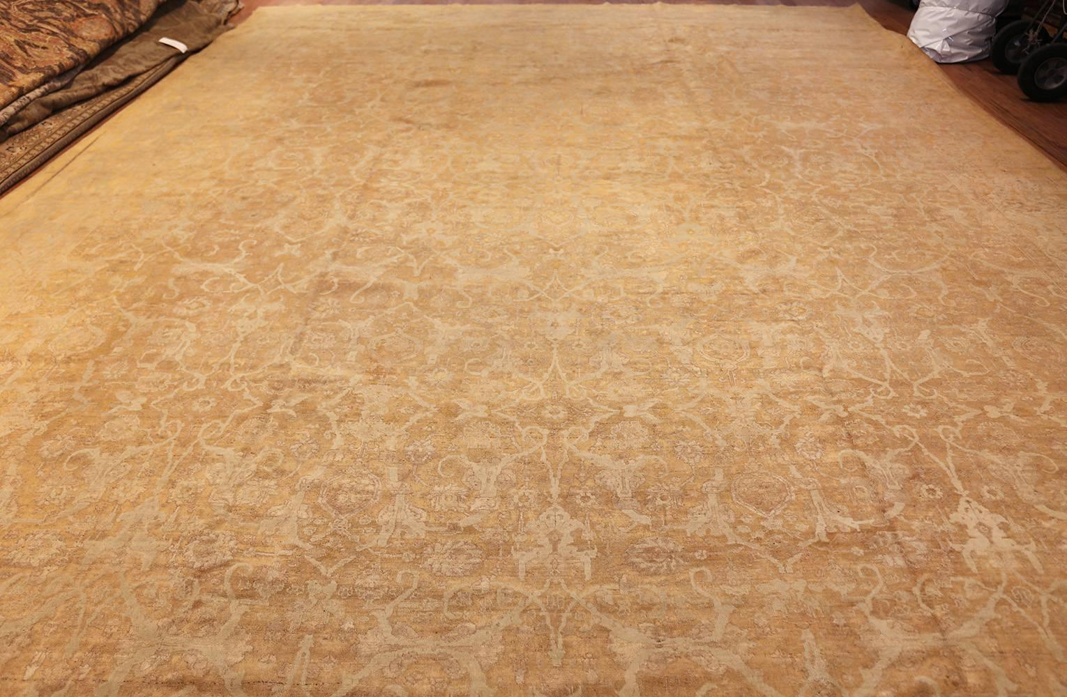 Antique Tabriz Persian Rug. Size: 12 ft 6 in x 18 ft 6 in For Sale 2