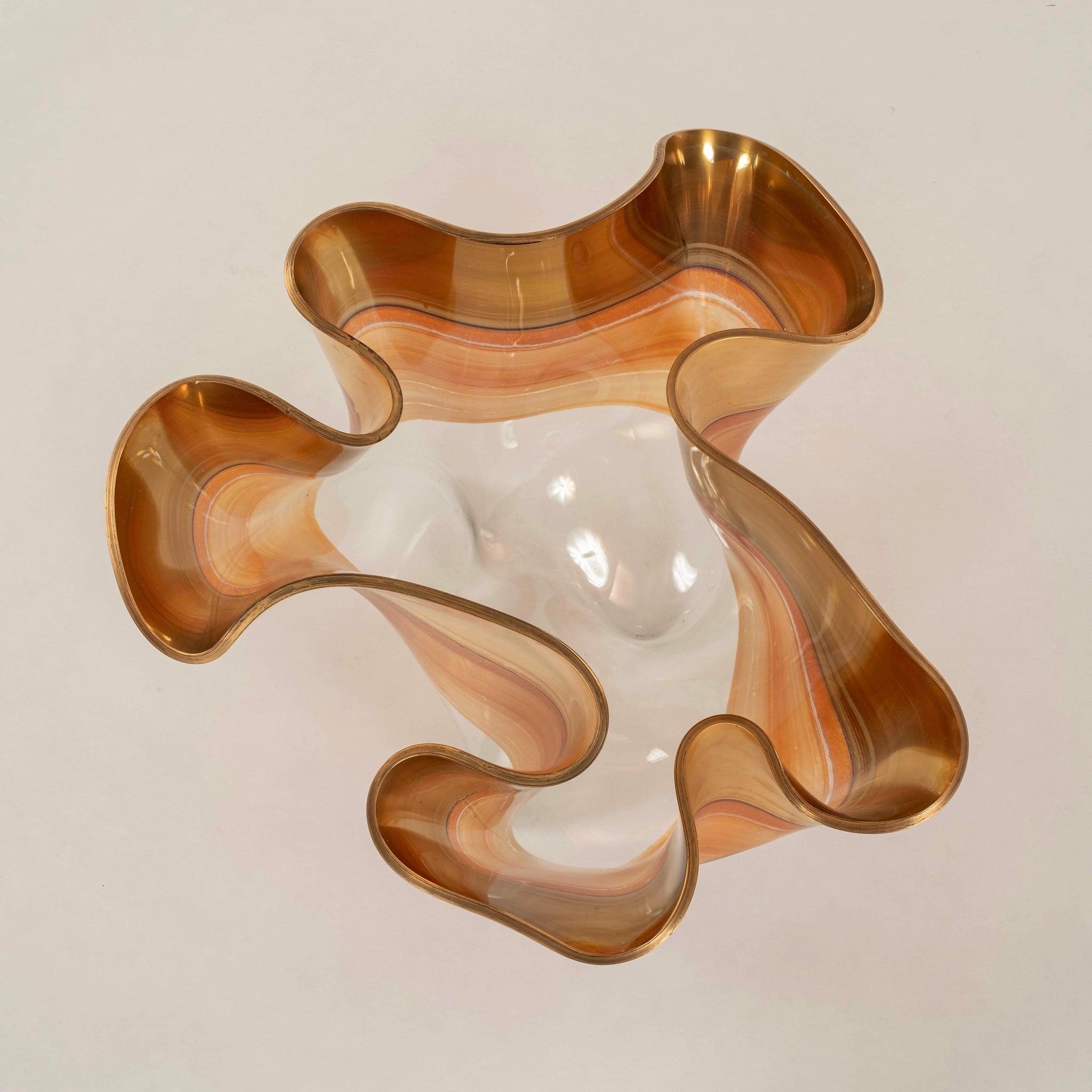Vetro artistico Ciotola scultura in vetro artistico con bande dorate di Laurel Fyfe, diametro 28