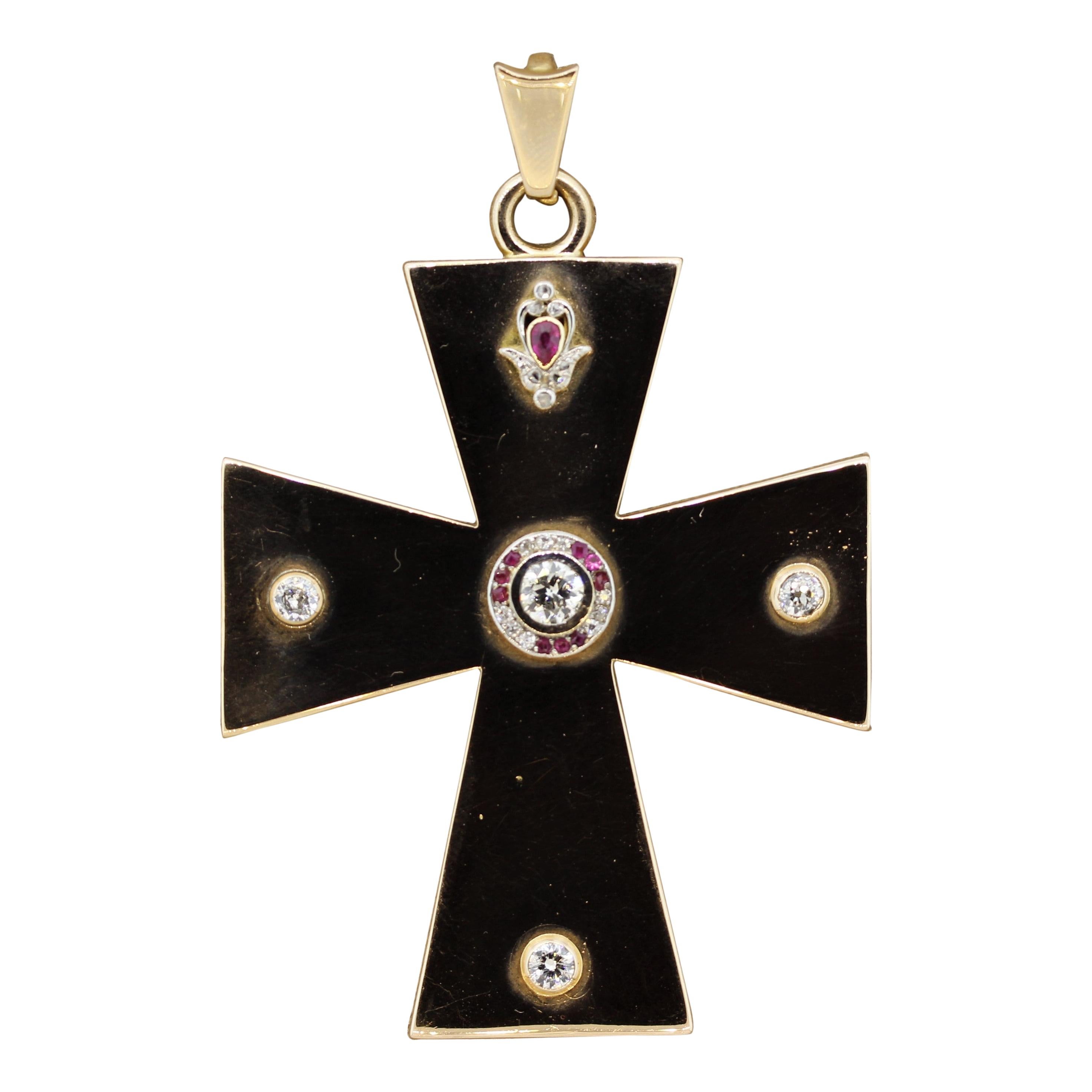 Grande suspension en forme de croix en or, diamants et rubis