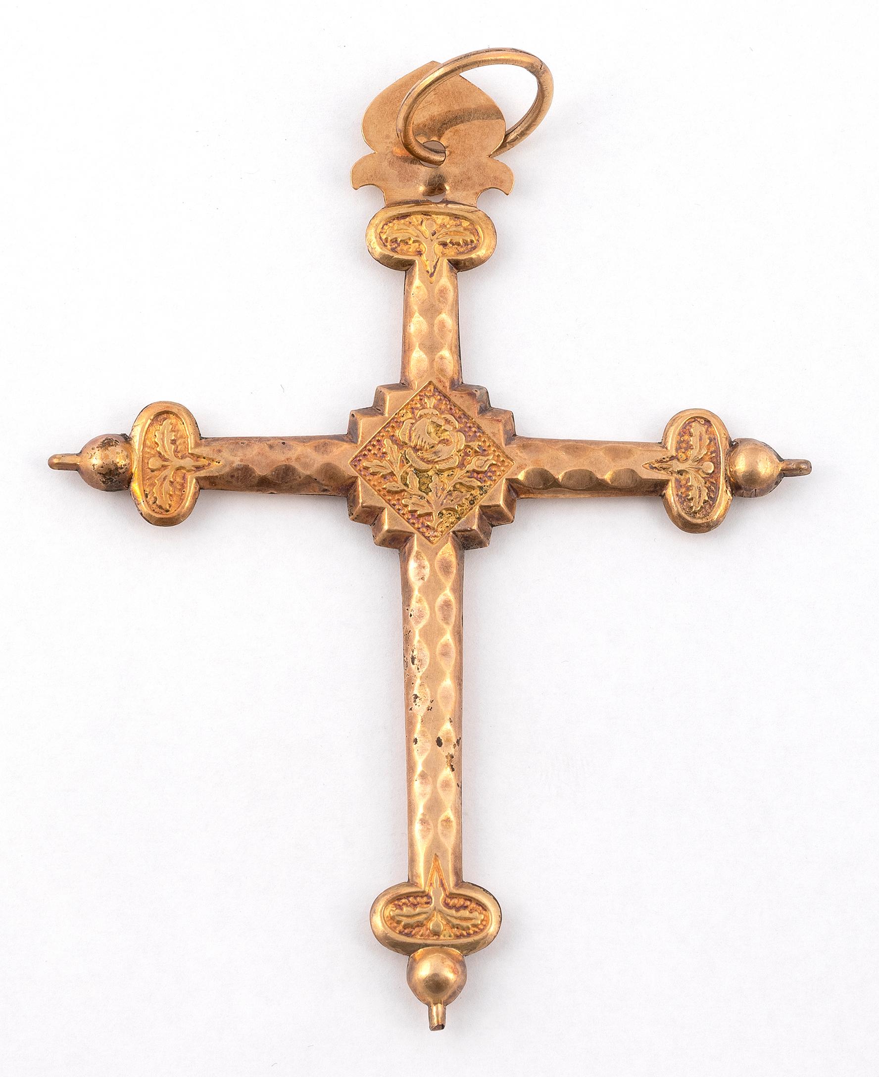 
Beautiful large regional cross in solid 18K rose gold from the 19th century,
guilloche and decorated with flowers in reserve on both sides at the intersection of the arms.
these end in fleur de lys with bulbs decorated with foliage.
the bellière a
