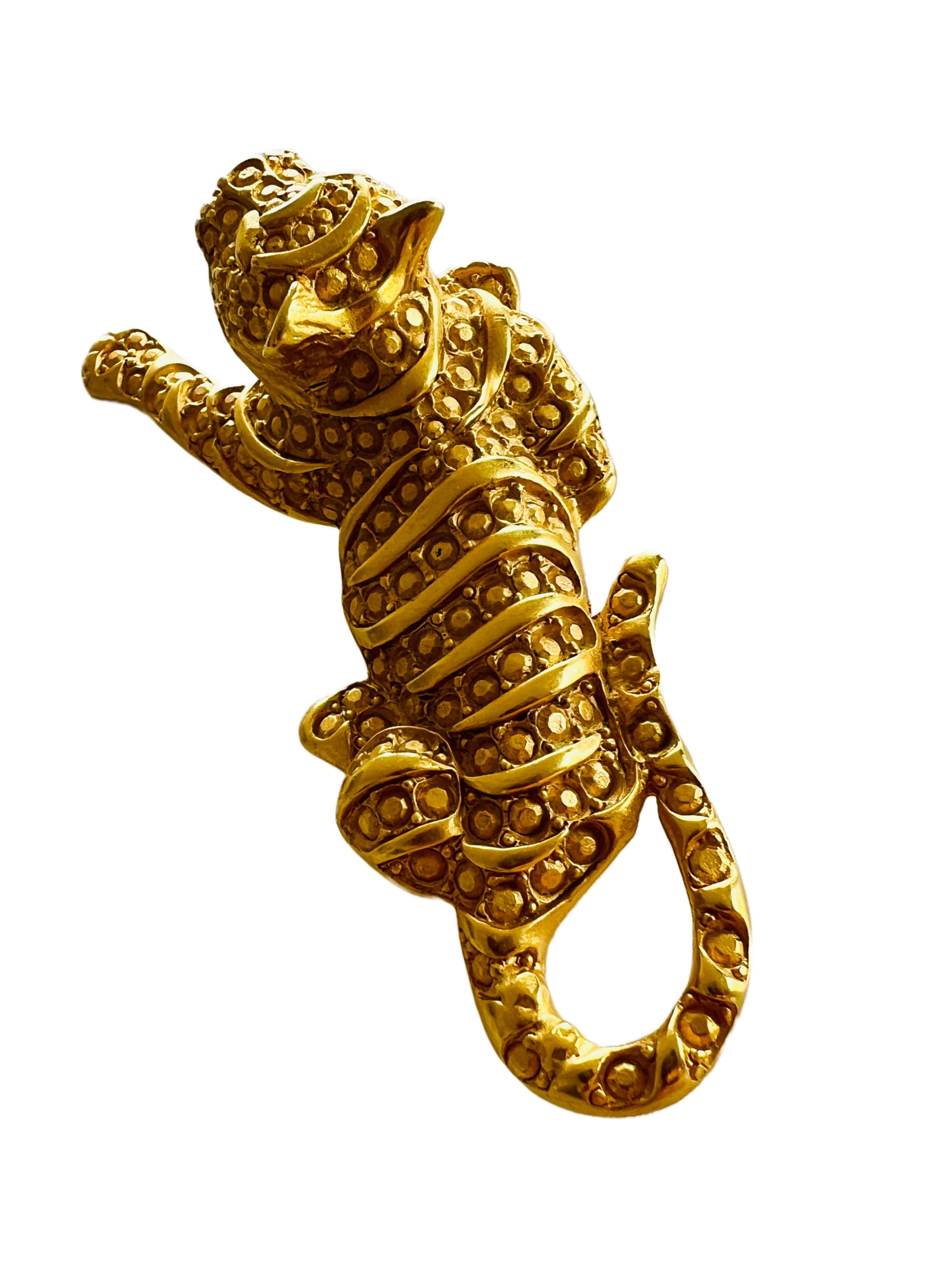 Large Gold Crouching Tiger Panther Exotic Cat Brooch Pin Heavy In Excellent Condition For Sale In Sausalito, CA