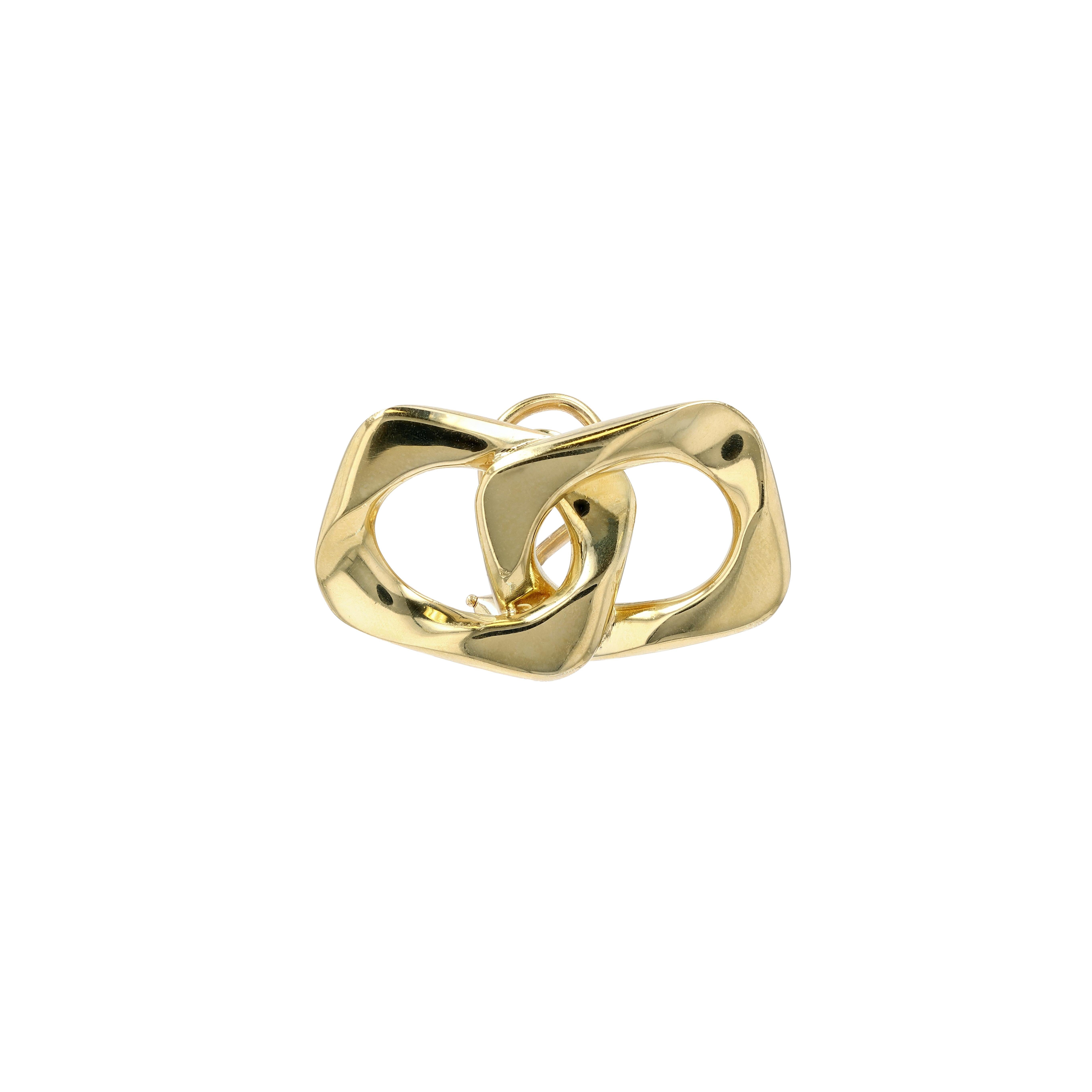 Una collana a catena a maglie larghe e solide in oro giallo 18 carati, accompagnata da un paio di fermagli rigidi a maglie rigide con retro a omega e senza perno. 

La catena, che ha un peso notevole, è dotata anche di un estensore incorporato e