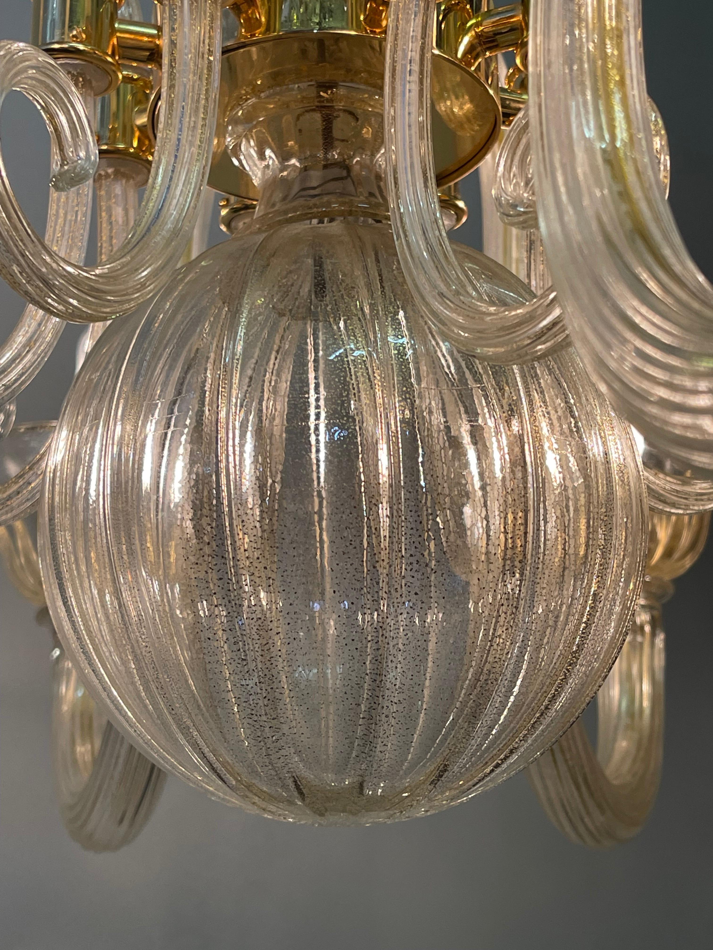 Milieu du XXe siècle Grand lustre Barovier Toso en verre de Murano poudré d'or, vers les années 1960 en vente