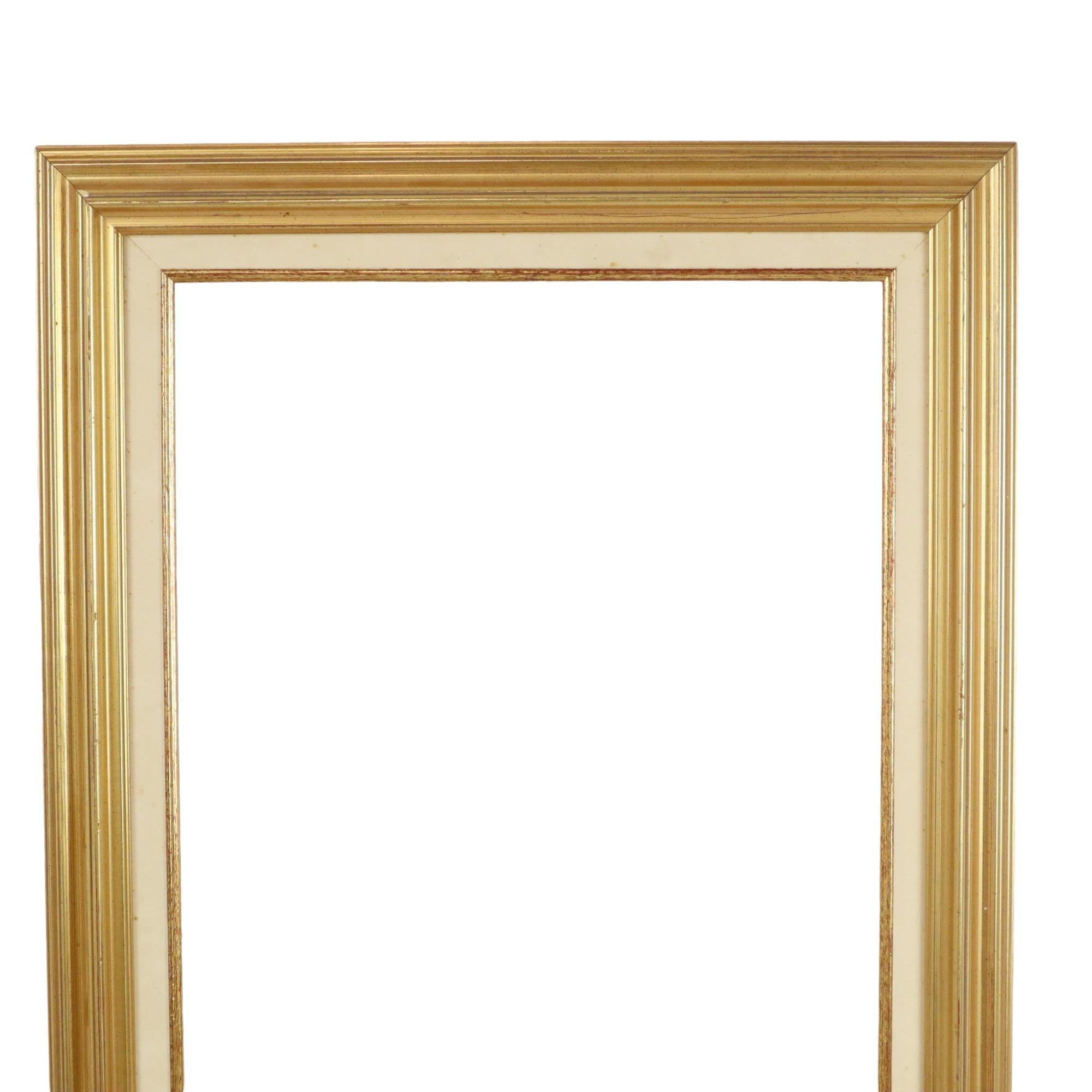 Precioso marco dorado de madera de pino, marco de gran calidad en estilo clásico, finales del siglo XX.

Un marco de buen tamaño con el que ser creativo, como espejo, pizarra, decoración navideña o, por supuesto, para colocar un cuadro.

Este marco