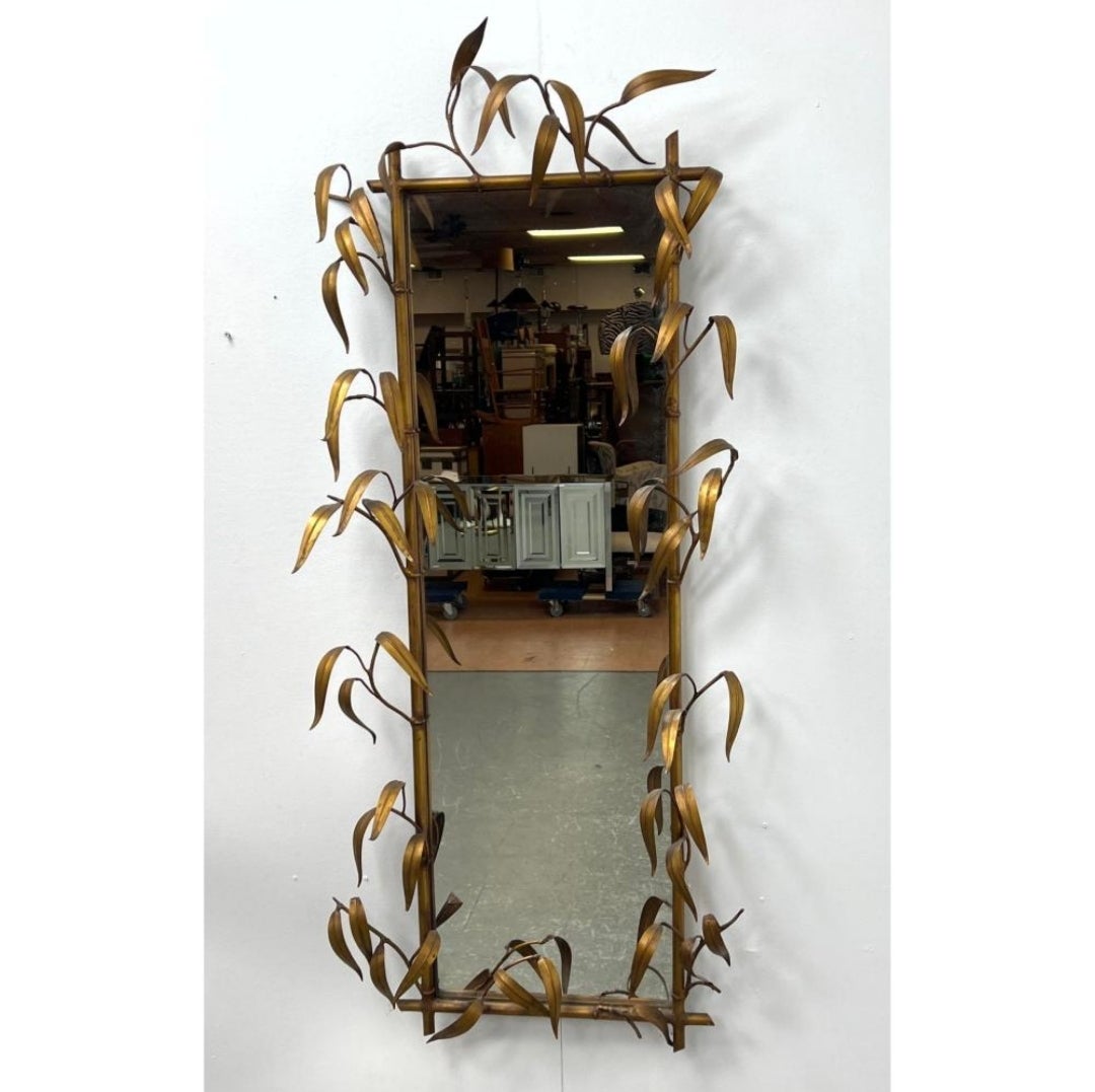 Superbe et inhabituel miroir moderne du milieu du siècle, Italie vers 1960. La surface dorée d'origine a été conservée. Sous forme de tiges et de feuilles de bambou.
Veuillez me contacter pour me dire où vous vous trouvez. Les frais d'expédition de