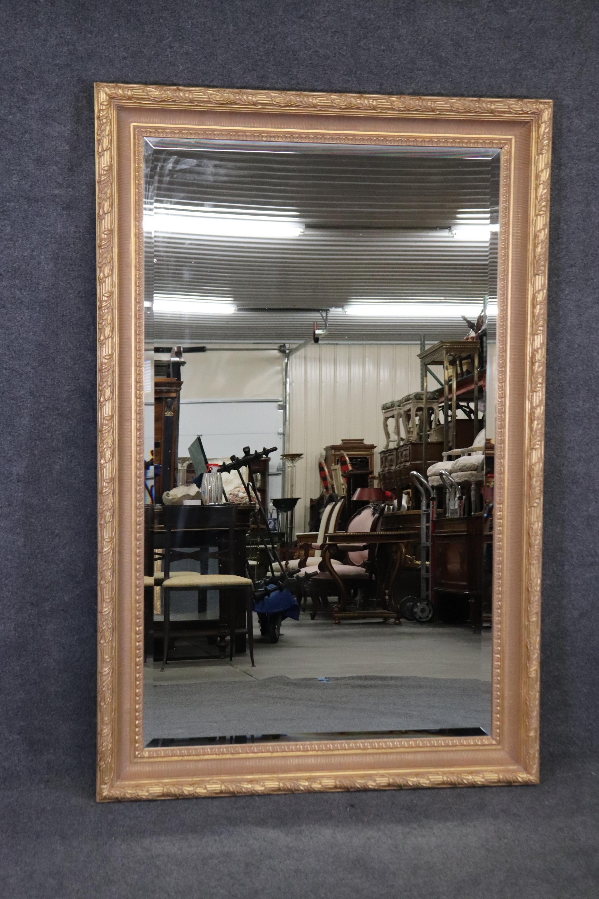 Dimensions - H : 44 1/2in W : 69in D : 3in 
Ce grand miroir en verre biseauté doré de Labarge est fabriqué dans la plus haute qualité et est parfait si vous recherchez un grand miroir avec classe et élégance ! Ce miroir est équipé d'un cadre sculpté
