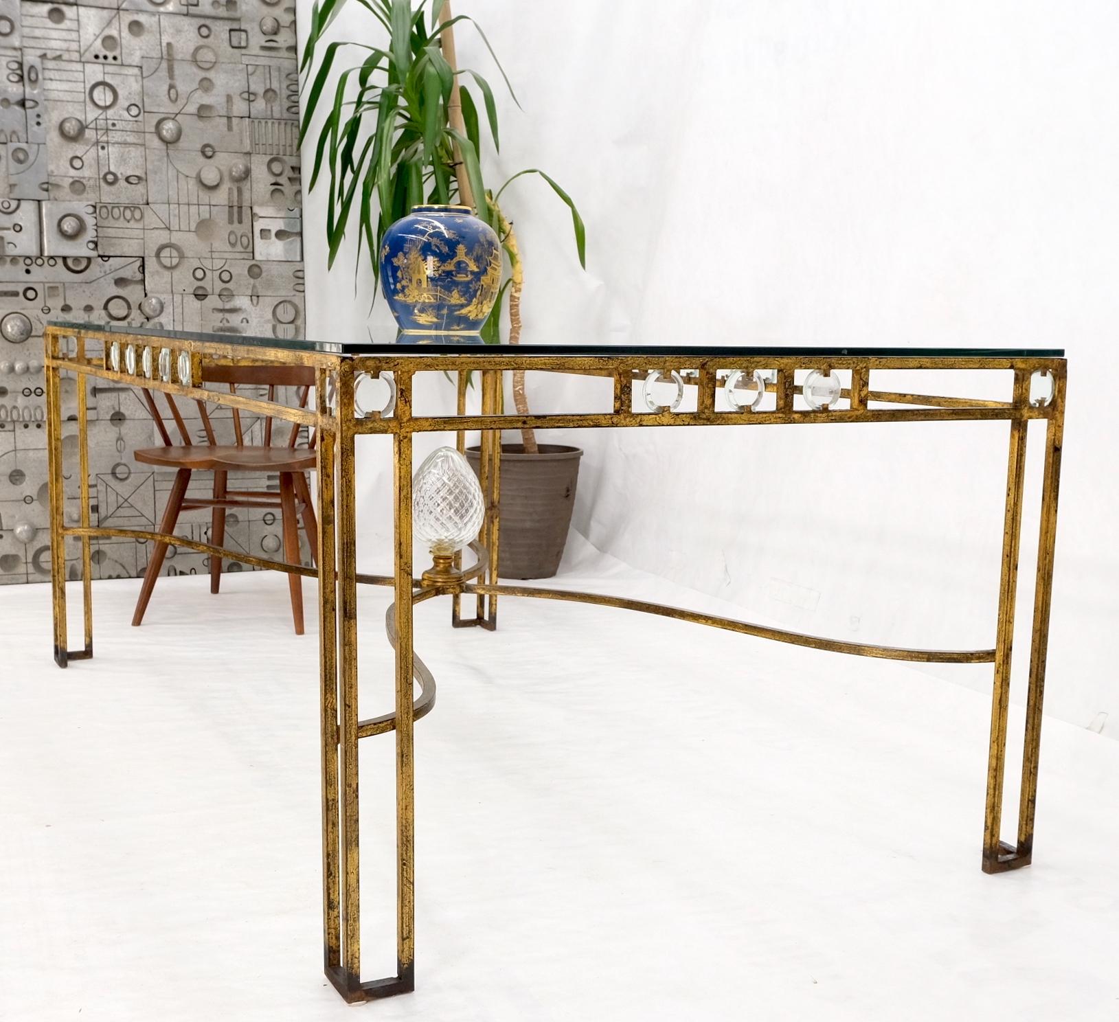 Grande table de salle à manger à base en fer doré avec inserts en verre taillé en vente 9