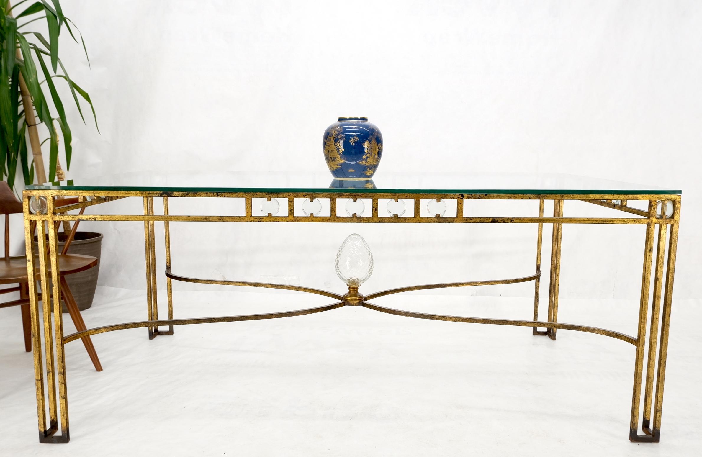 Grande table de salle à manger à base en fer doré avec inserts en verre taillé en vente 10