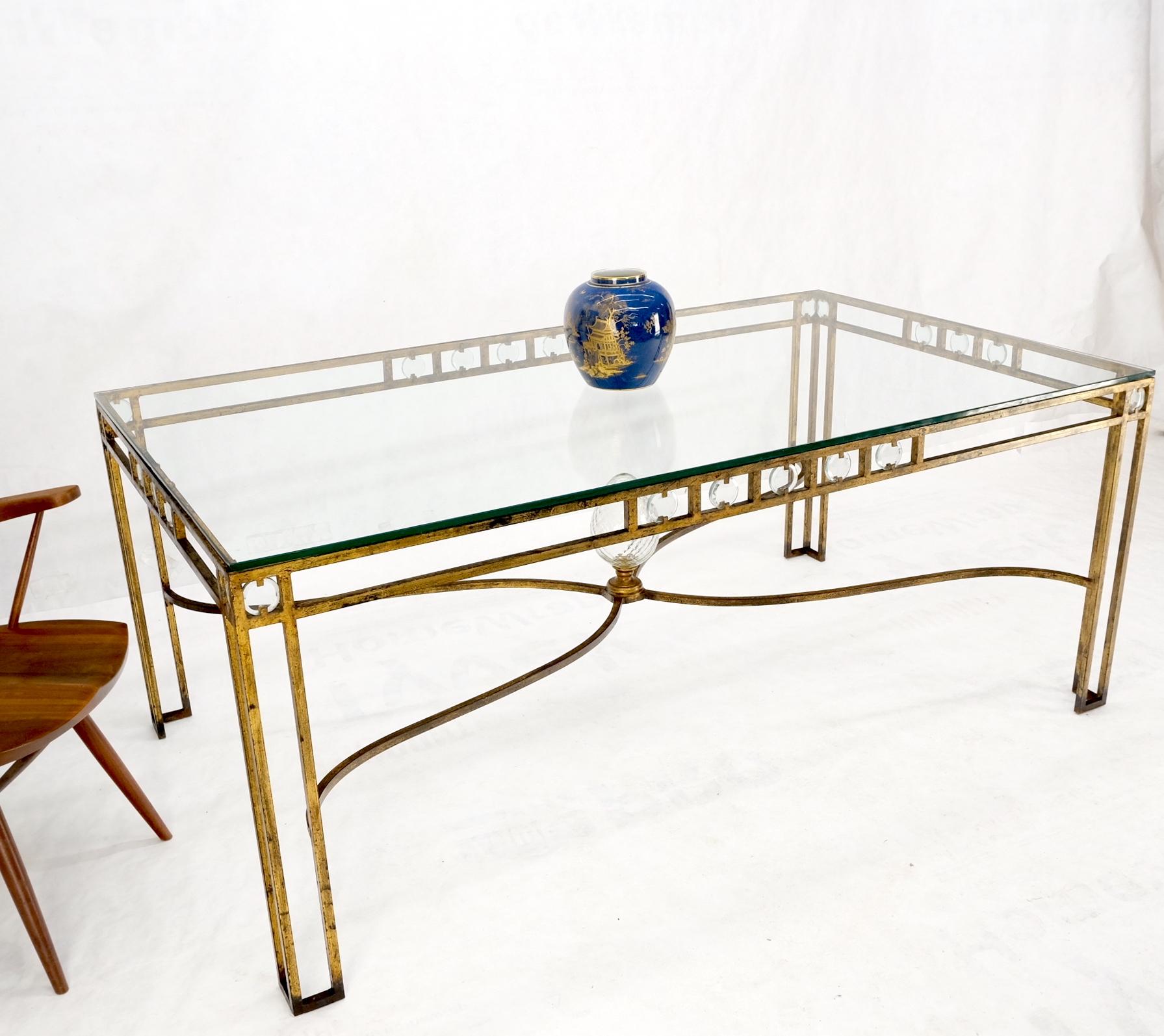 Grande table de salle à manger à base en fer doré avec inserts en verre taillé en vente 11