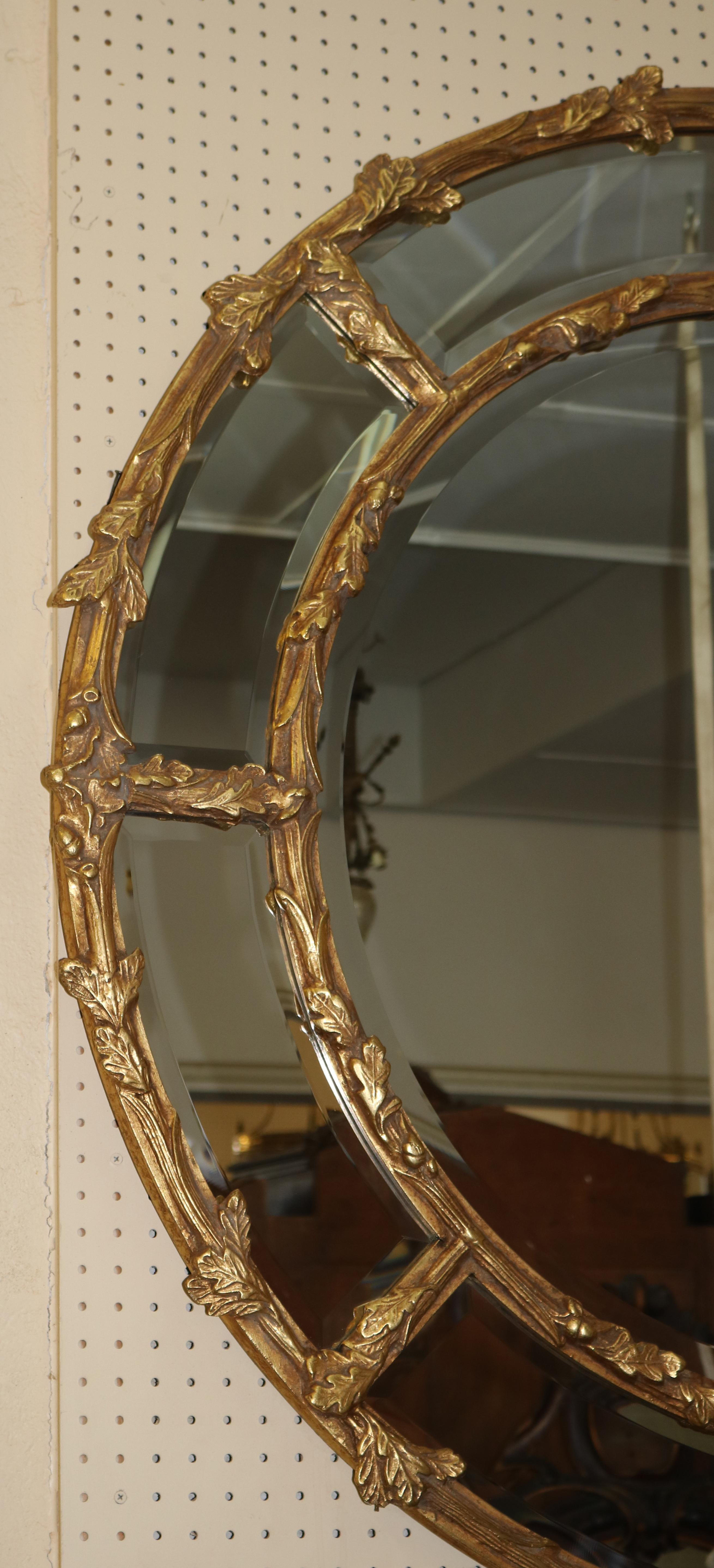Grand miroir suspendu rond biseauté en bois doré en vente 3