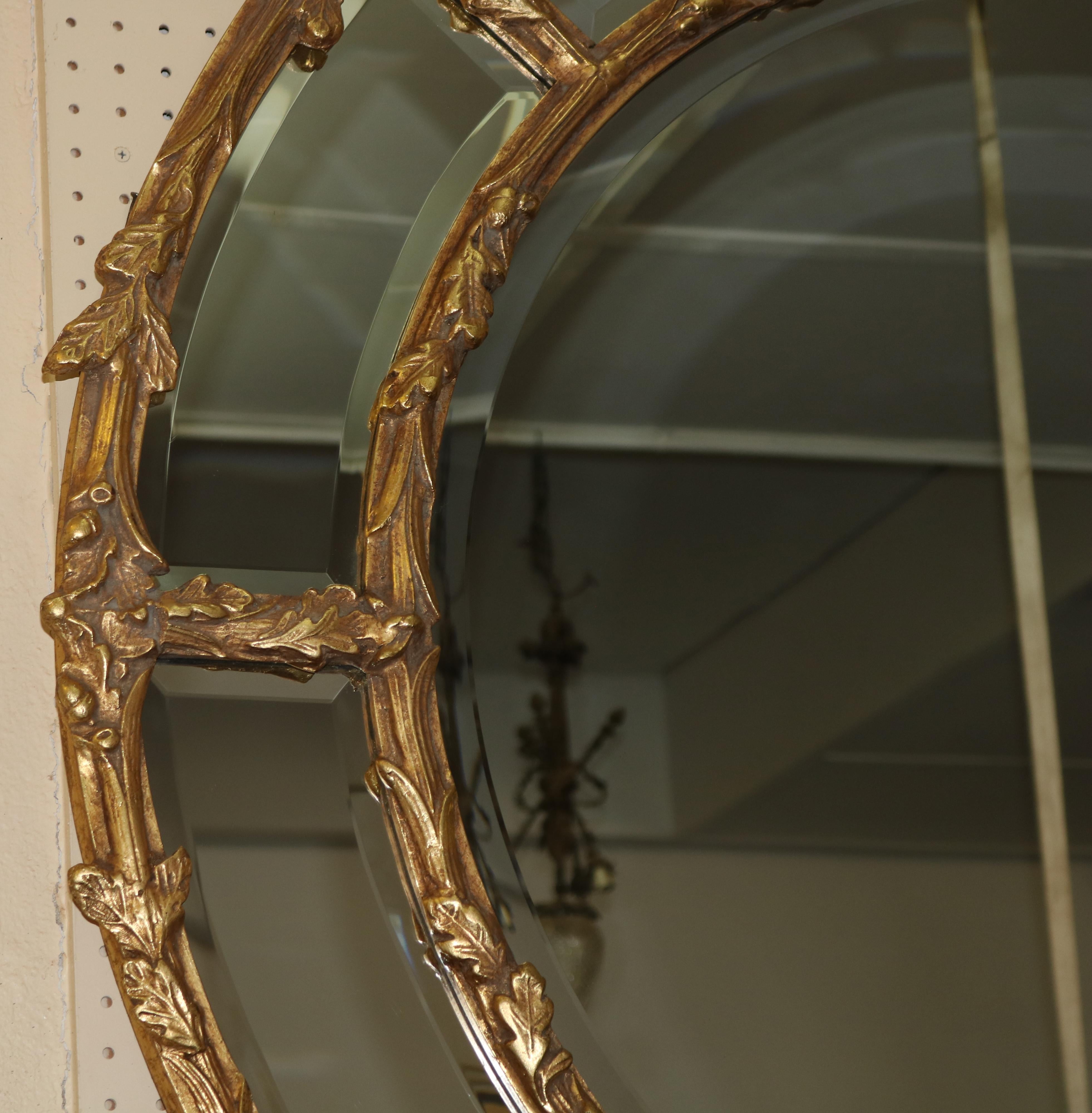 Grand miroir suspendu rond biseauté en bois doré en vente 4