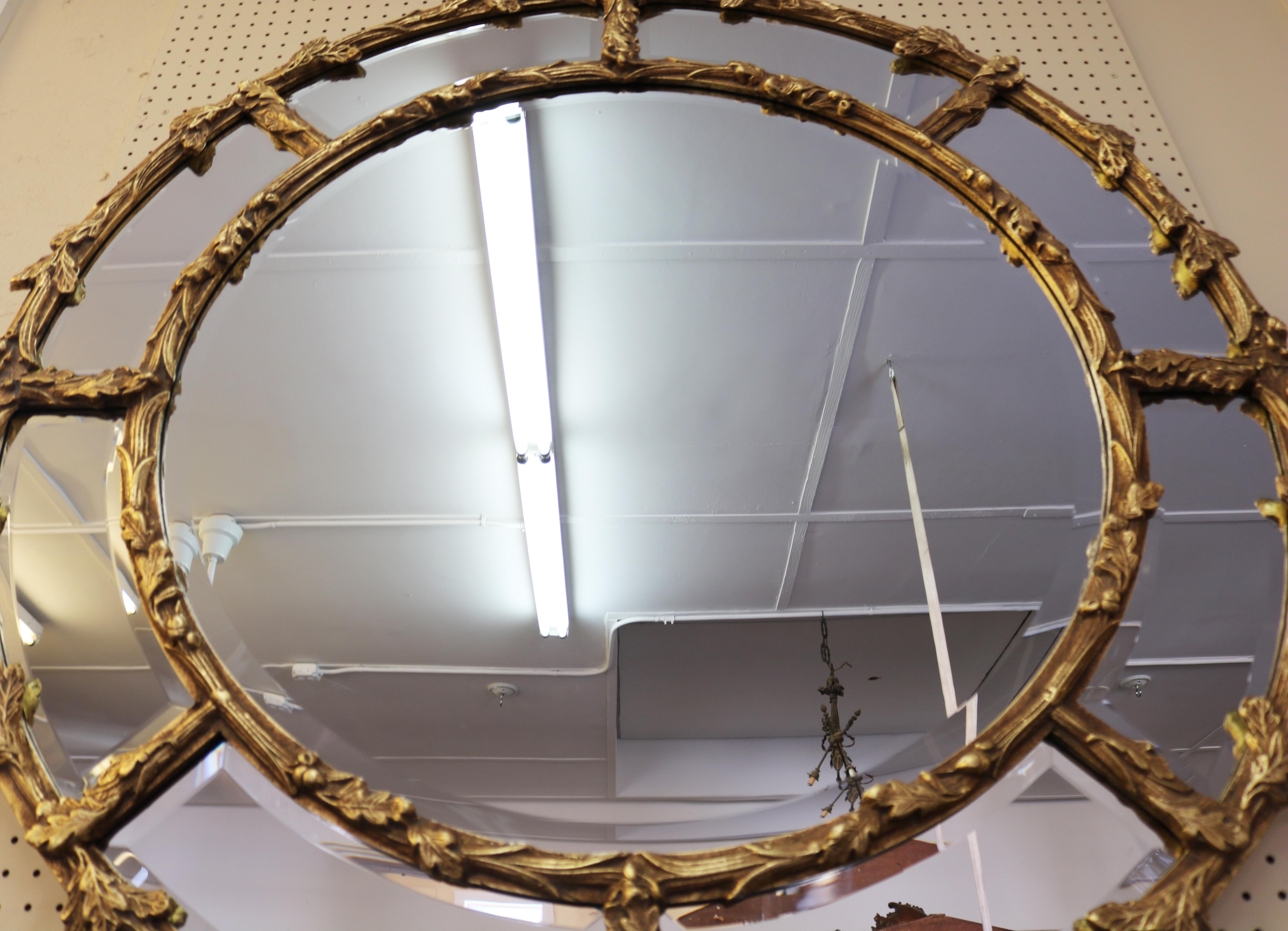 Grand miroir suspendu rond biseauté en bois doré en vente 5