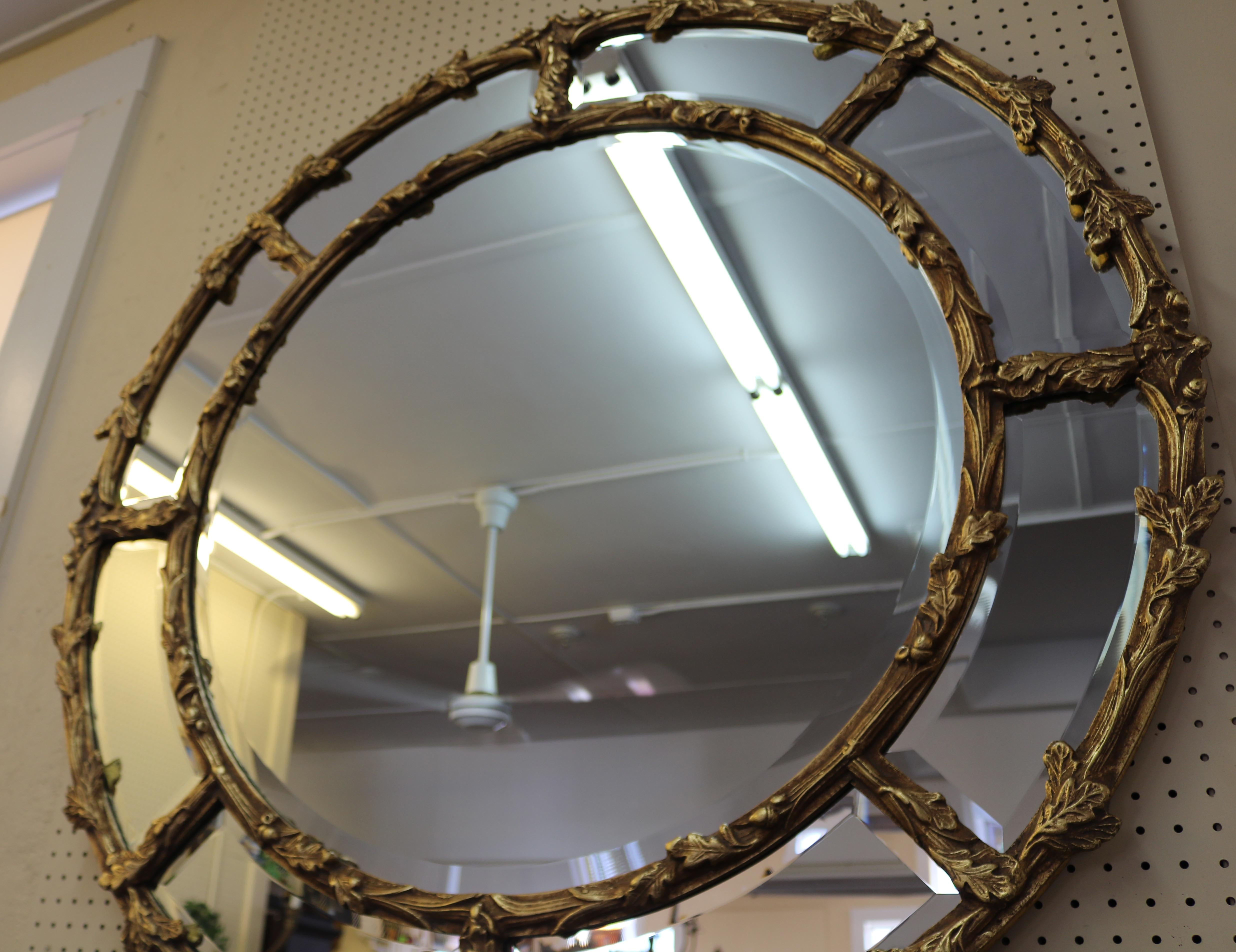 Grand miroir suspendu rond biseauté en bois doré en vente 9