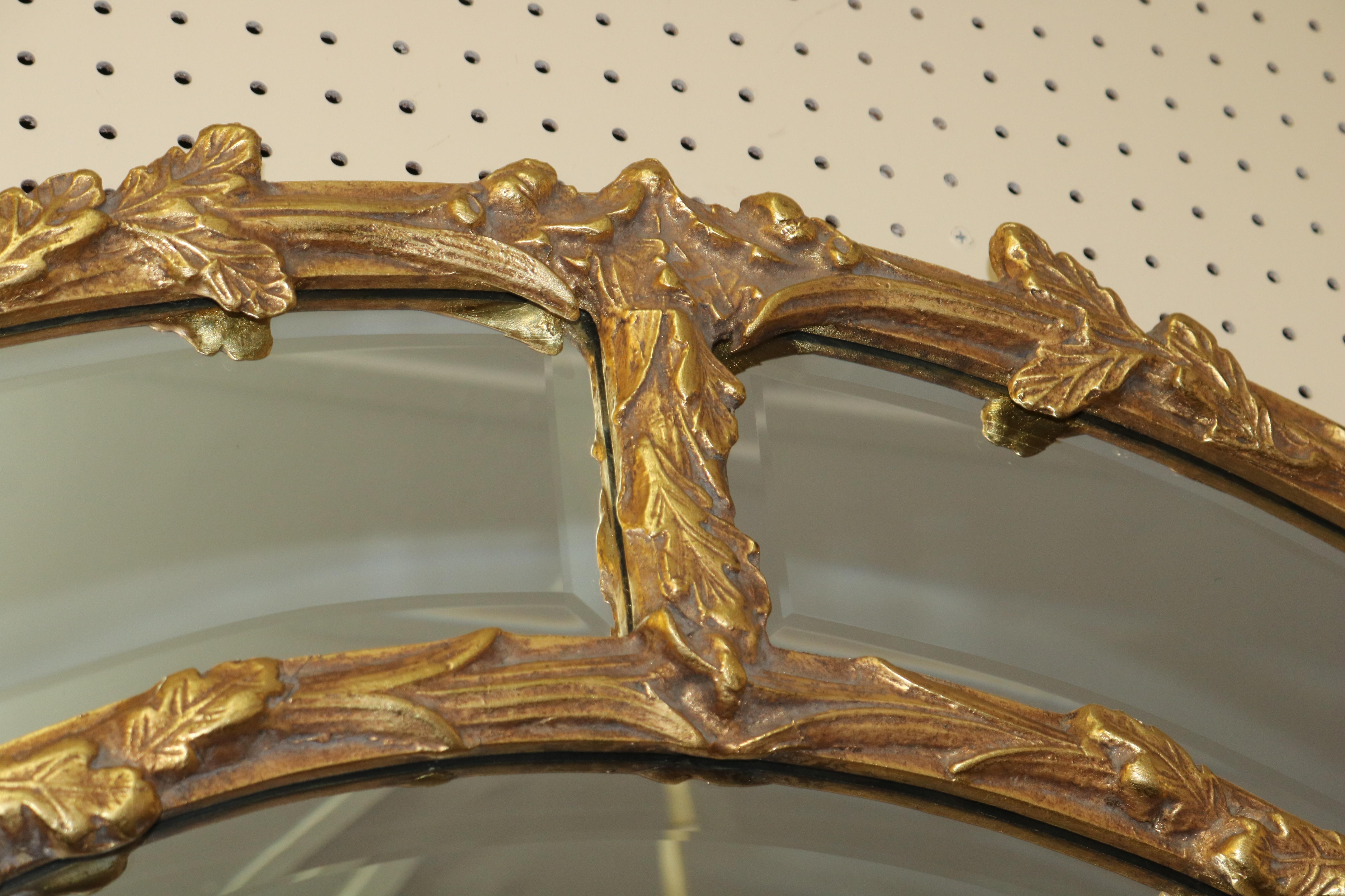 Grand miroir suspendu rond biseauté en bois doré Bon état - En vente à Long Branch, NJ