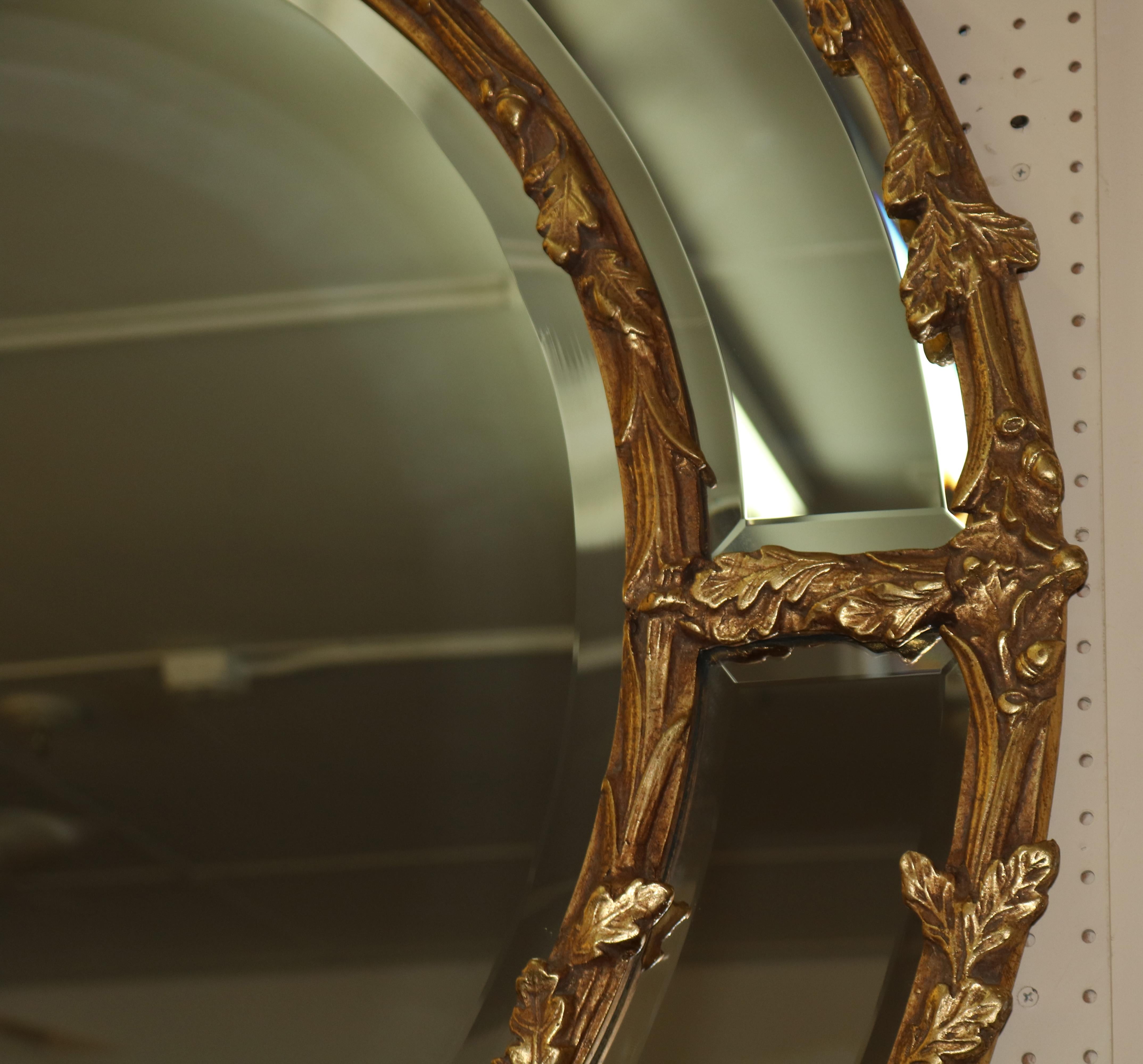 Verre Grand miroir suspendu rond biseauté en bois doré en vente