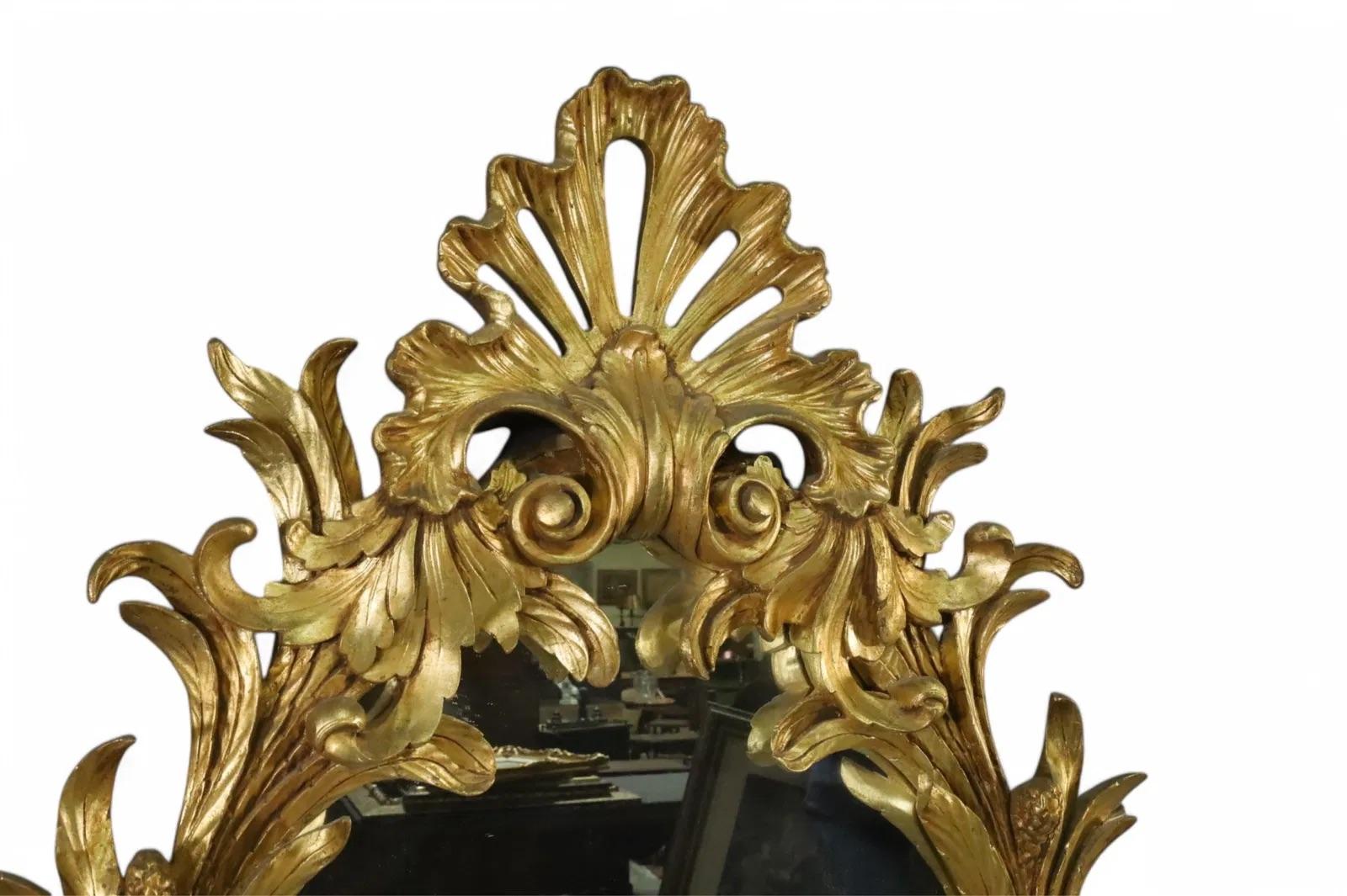 Élevez votre espace avec une élégance intemporelle en utilisant ce grand miroir mural en bois doré. Conçu pour ajouter de la grandeur et de la sophistication, ce superbe miroir présente un opulent cadre en bois doré, sculpté de façon complexe avec