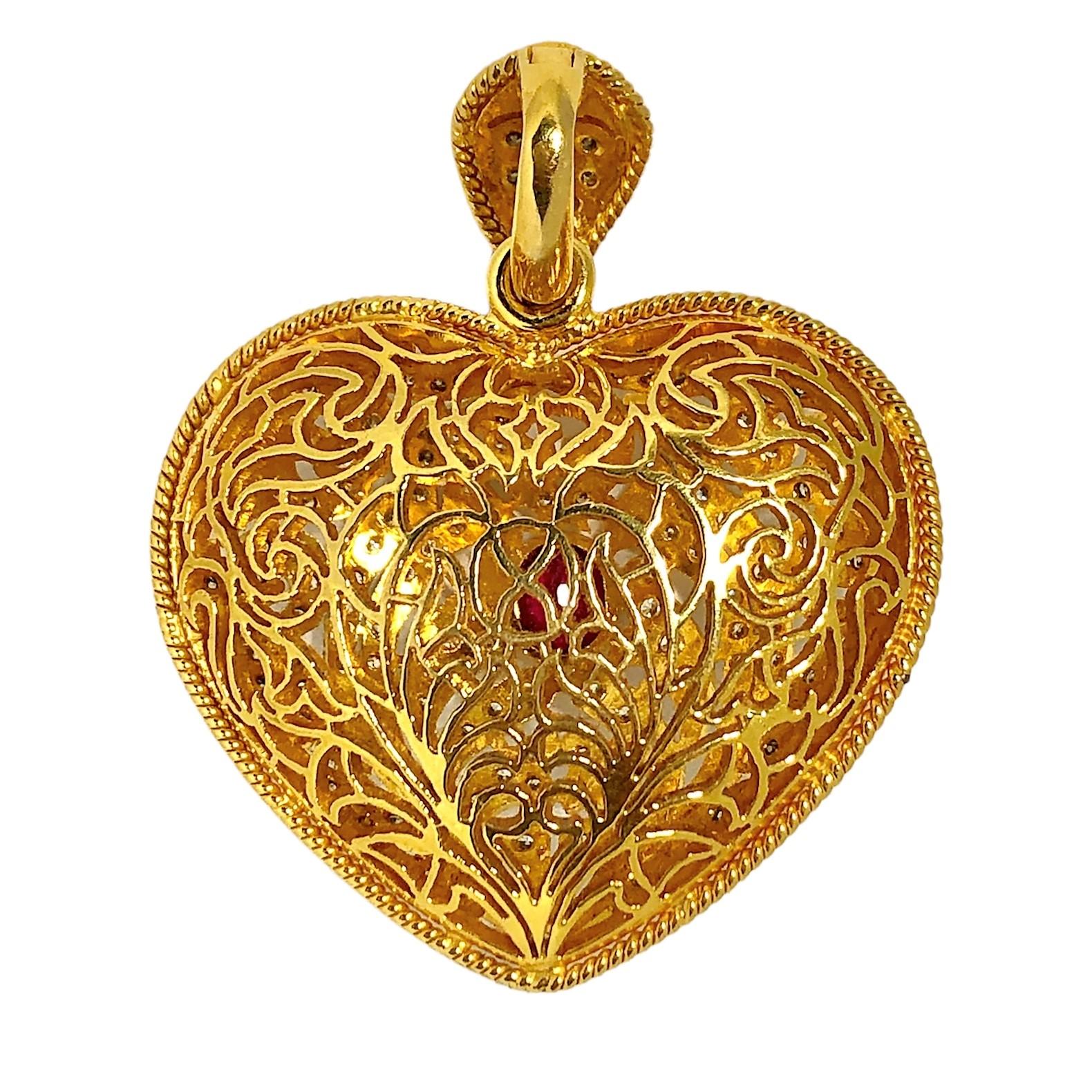 Großer Gold-Anhänger mit hand durchbrochenem, mit Diamanten besetztem Herzanhänger mit Rubin in der Mitte (Brillantschliff) im Angebot