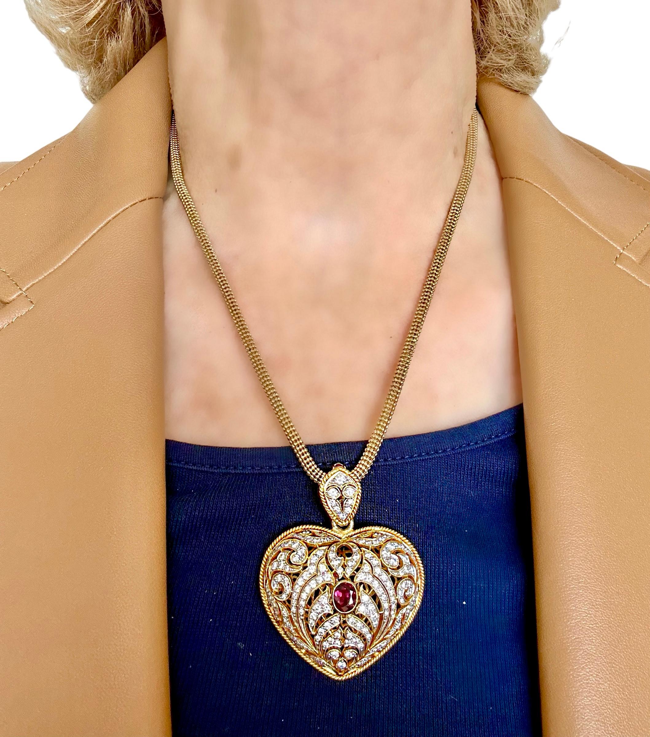 Grand pendentif en or percé à la main, incrusté de diamants et en forme de cœur avec centre en rubis en vente 2