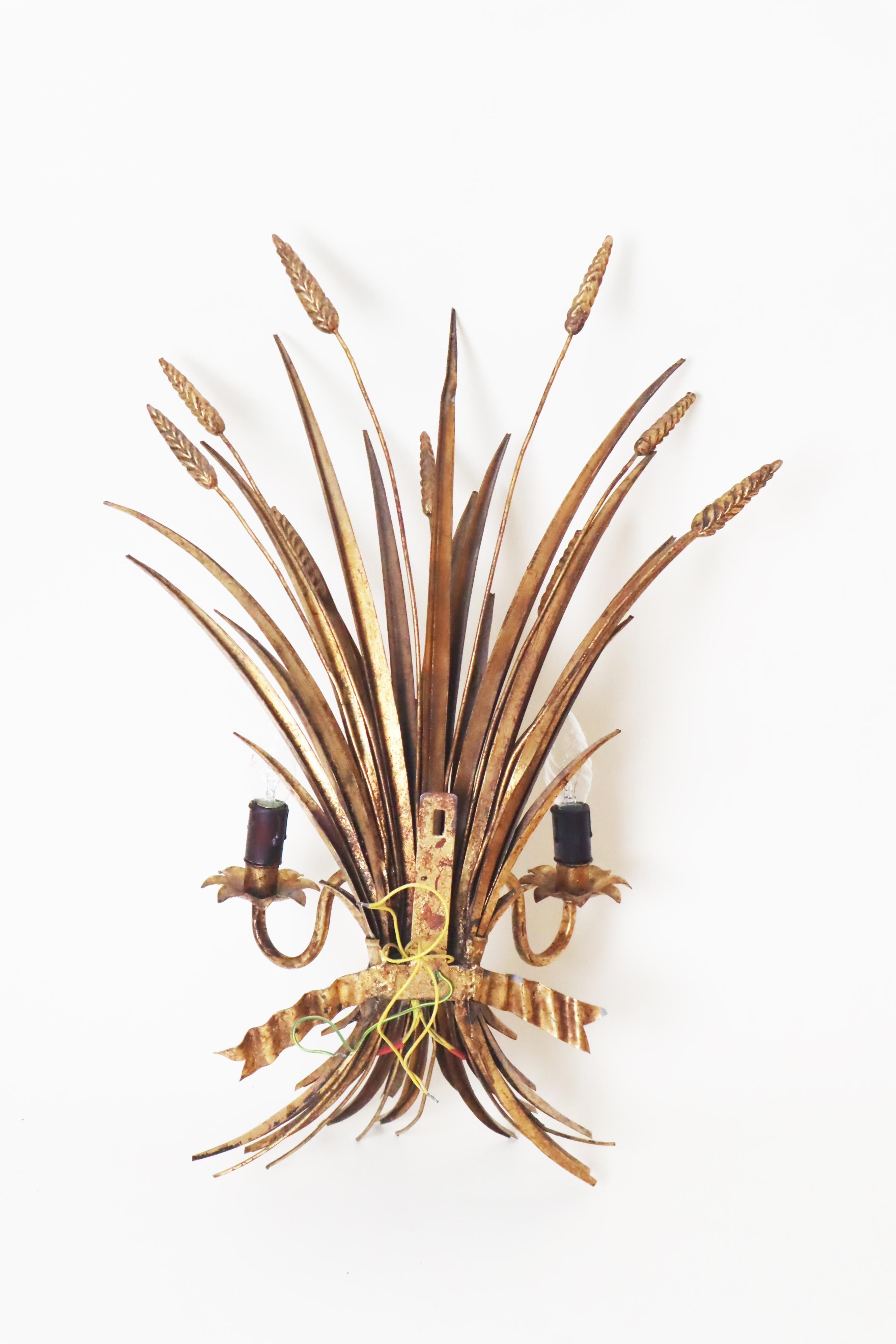 Cette superbe lampe murale des années 1960 est un véritable bijou. Sa beauté est inégalée, ce qui en fait une véritable pièce de conversation. L'artisanat et le travail artistique sont d'une grande maîtrise. Cette lampe est un véritable bijou pour