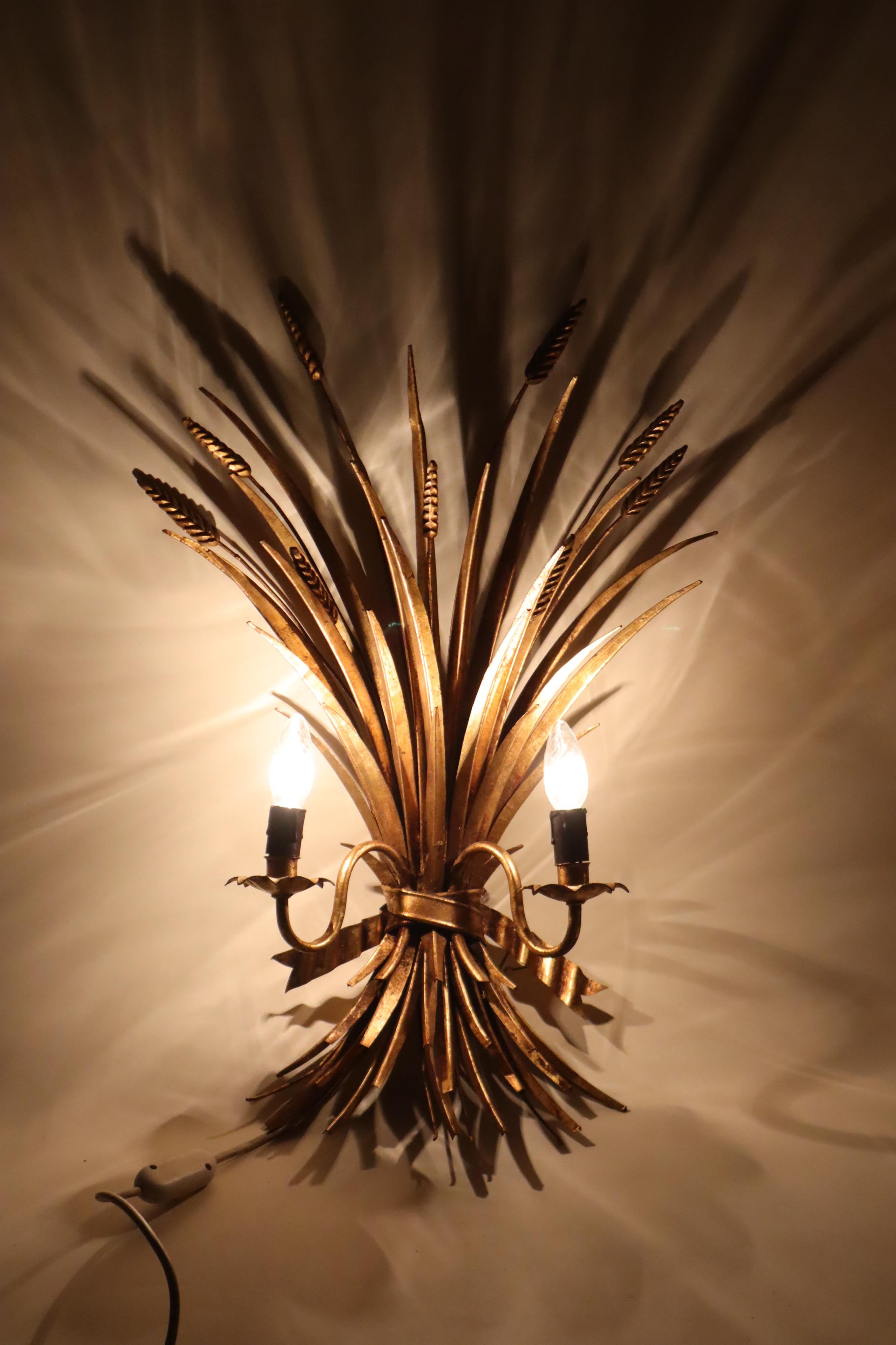 Allemand Grande applique Hollywood Regency Mal à feuilles d'or de Hans Kögl en vente