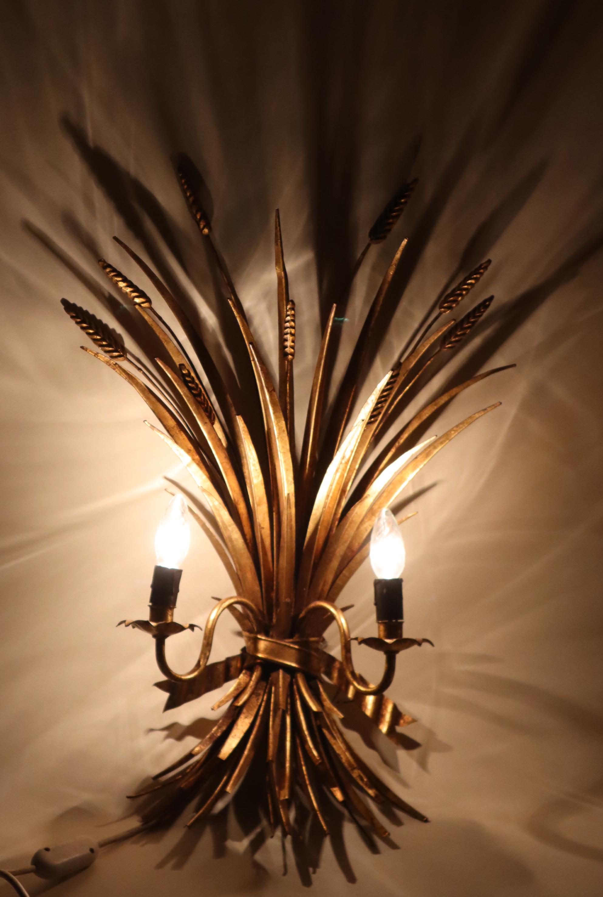 Fait main Grande applique Hollywood Regency Mal à feuilles d'or de Hans Kögl en vente