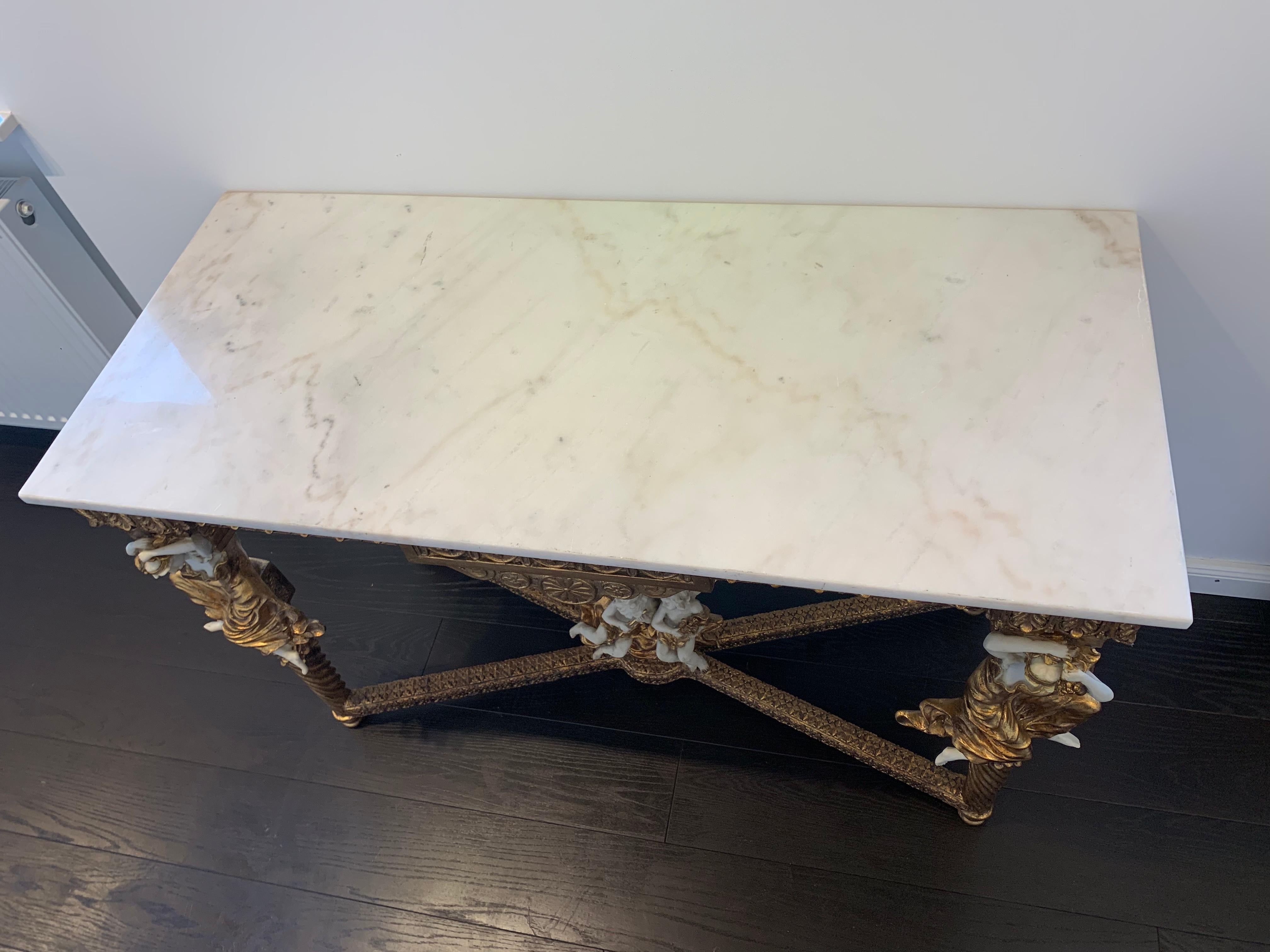 Grand miroir et table console du 20ème siècle en cuir doré avec plateau en marbre en vente 11