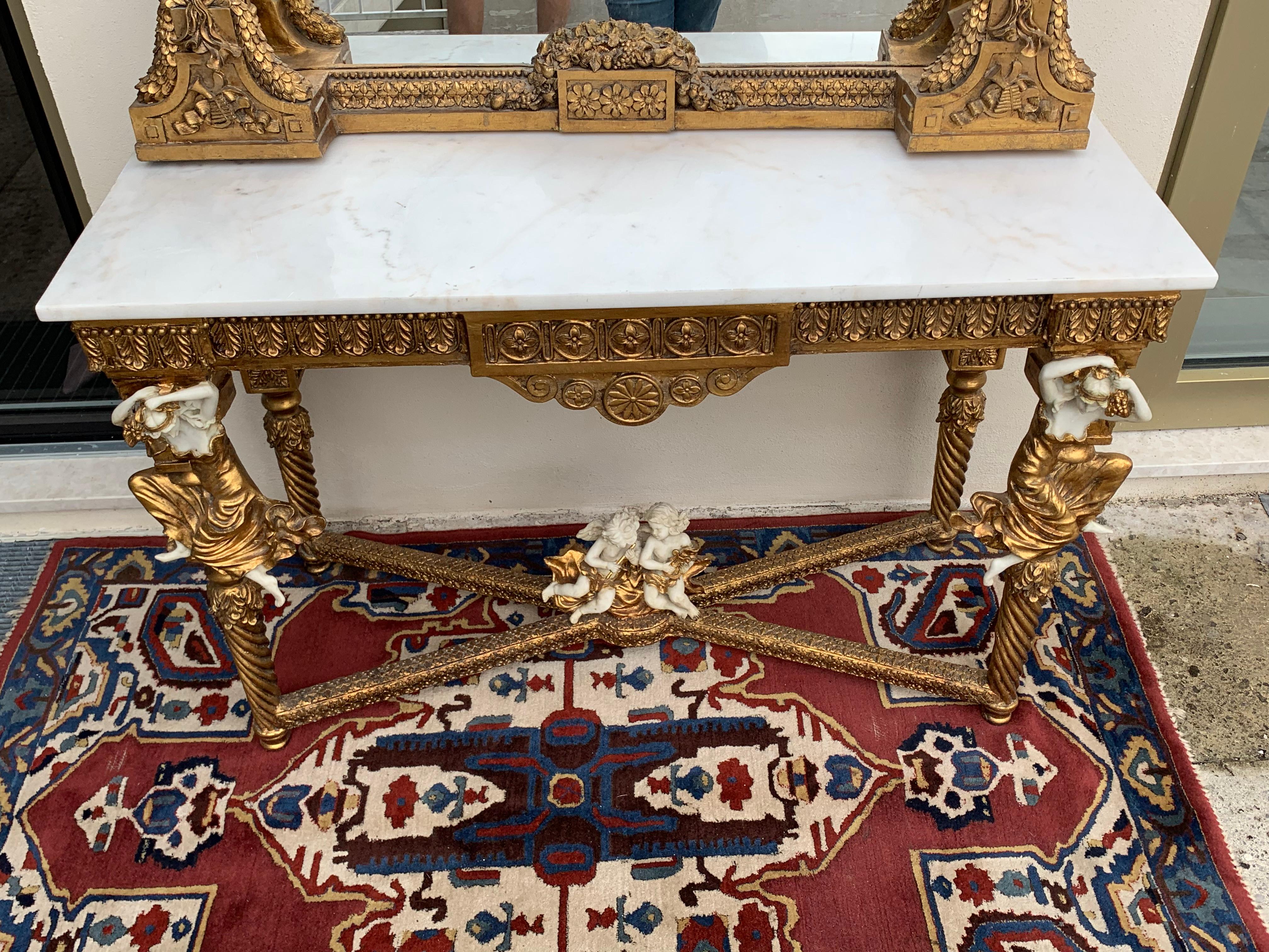 Großer goldfarbener Konsolenspiegel und Tisch mit Marmorplatte aus dem 20. Jahrhundert im Angebot 1