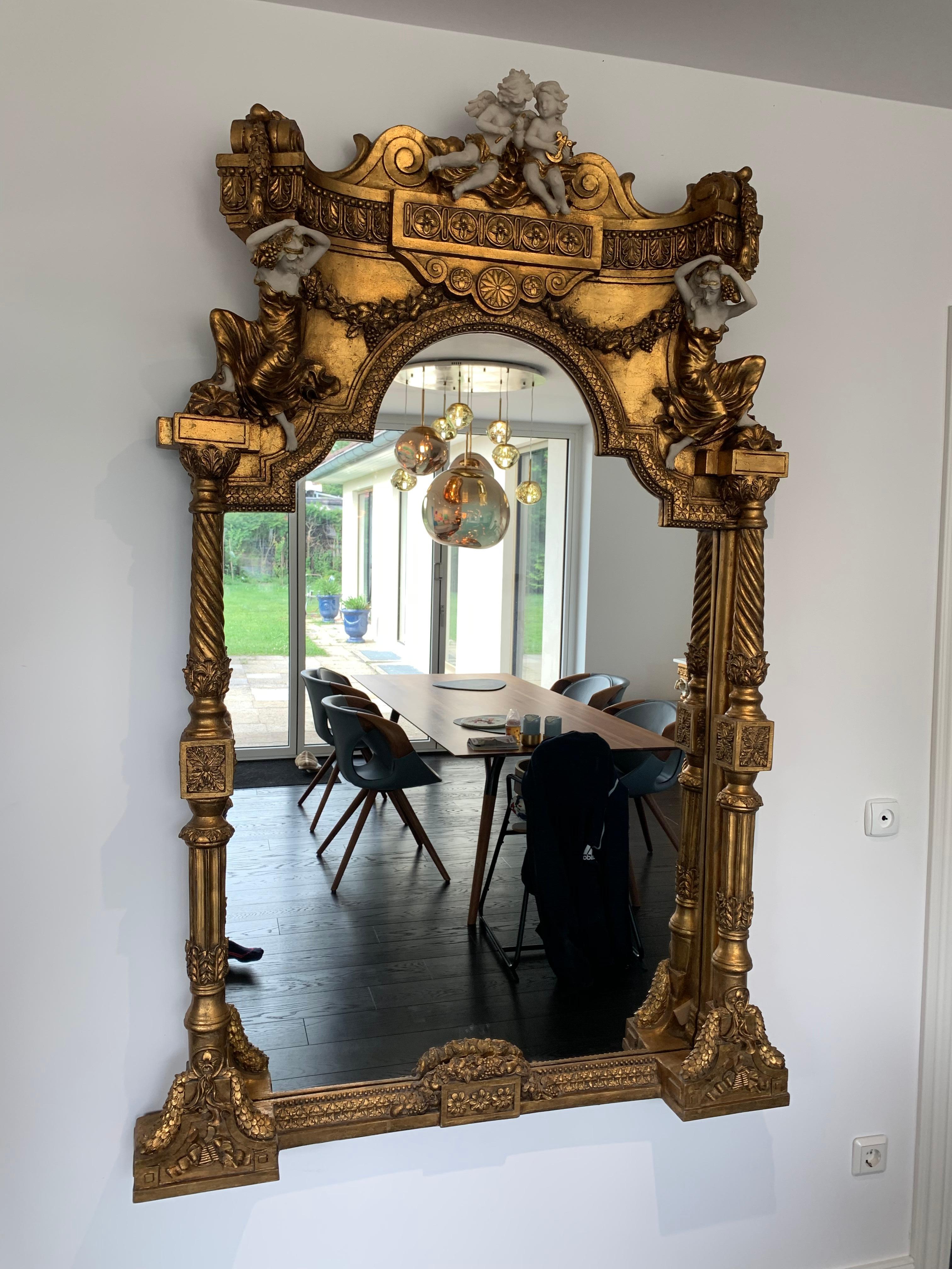 italien Grand miroir et table console du 20ème siècle en cuir doré avec plateau en marbre en vente