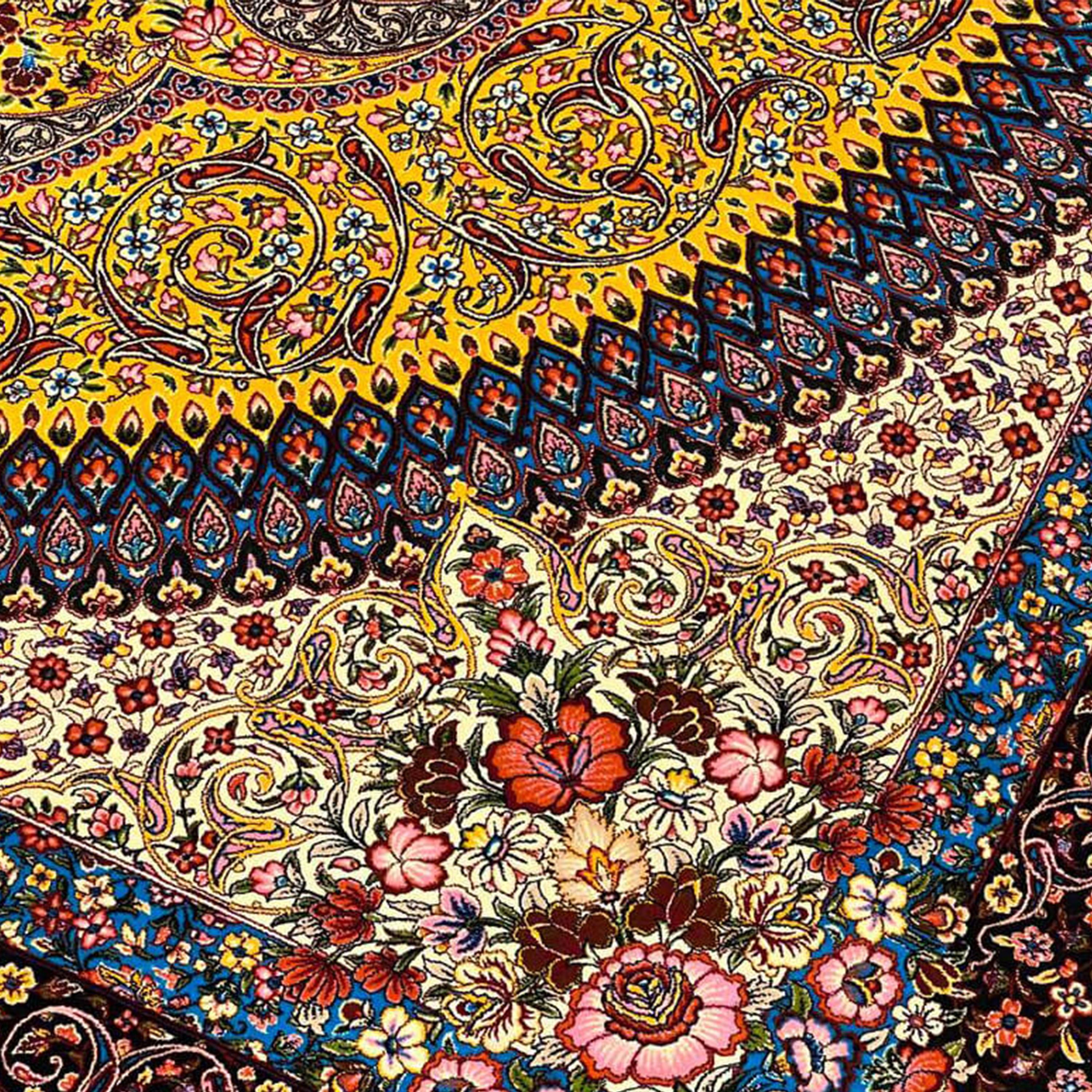 Inglese Tappeto in seta stile Isfahan con medaglione d'oro grande, 2x3m per l'arredamento d'interni in vendita