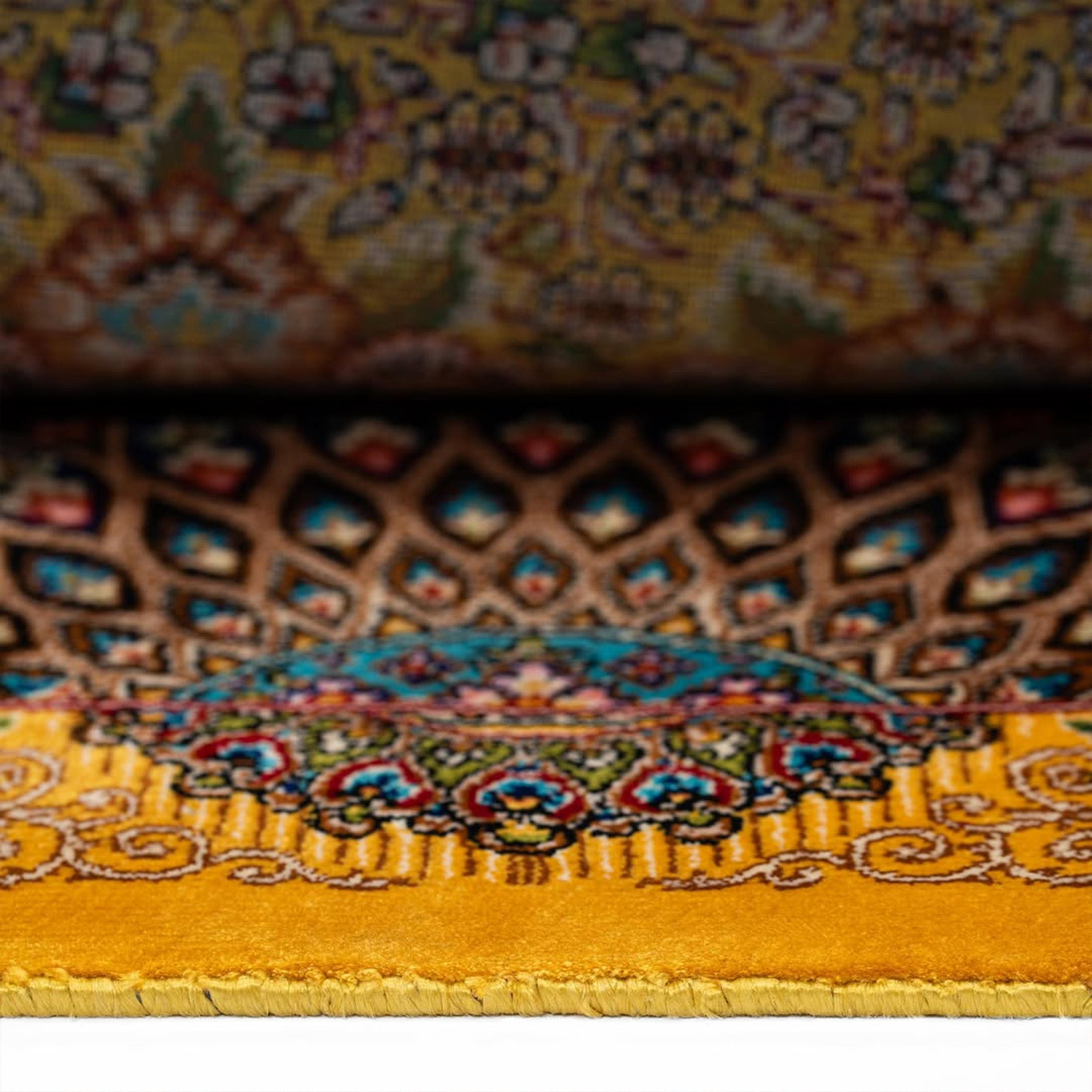 Fatto a mano Tappeto in seta stile Isfahan con medaglione d'oro grande, 2x3m per l'arredamento d'interni in vendita