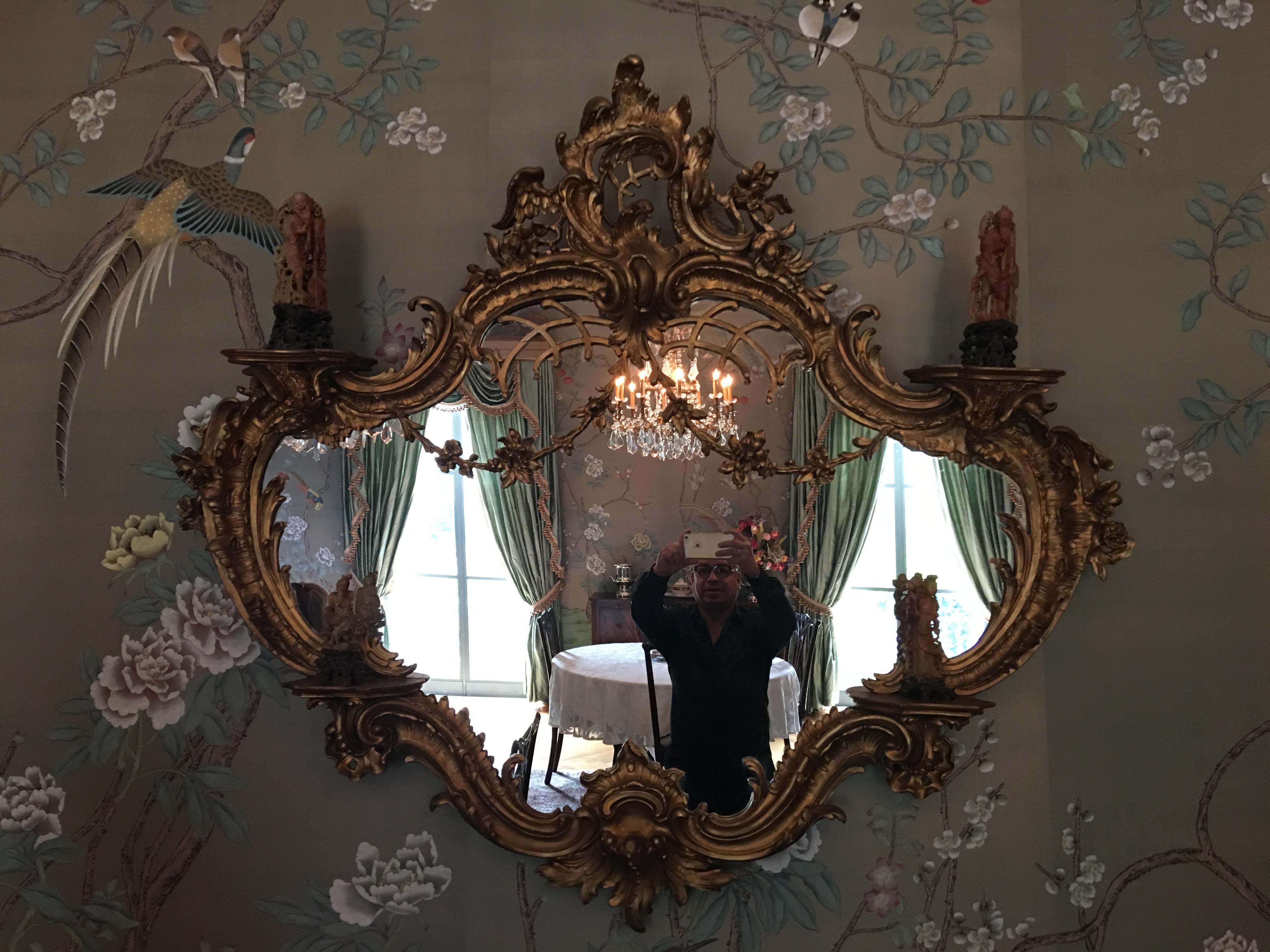 Großer Spiegel aus vergoldetem Holz im chinesischen Stil, Anfang des 20. Jahrhunderts. Der Spiegel hat zwei Ablagen, auf denen Sie asiatische Gegenstände oder andere Dinge Ihrer Wahl ausstellen können.