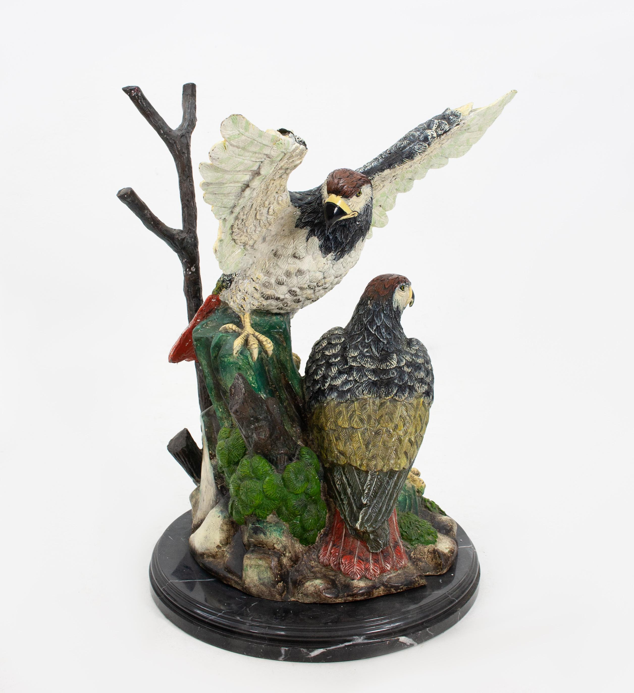 Des aigles de bronze. Bronze peint à froid. Pièce unique. Il peut être utilisé comme table ou comme statue. Il repose sur une base en marbre noir. Et un plateau en verre taillé. Statue très lourde, années 1970. Bon état.






 