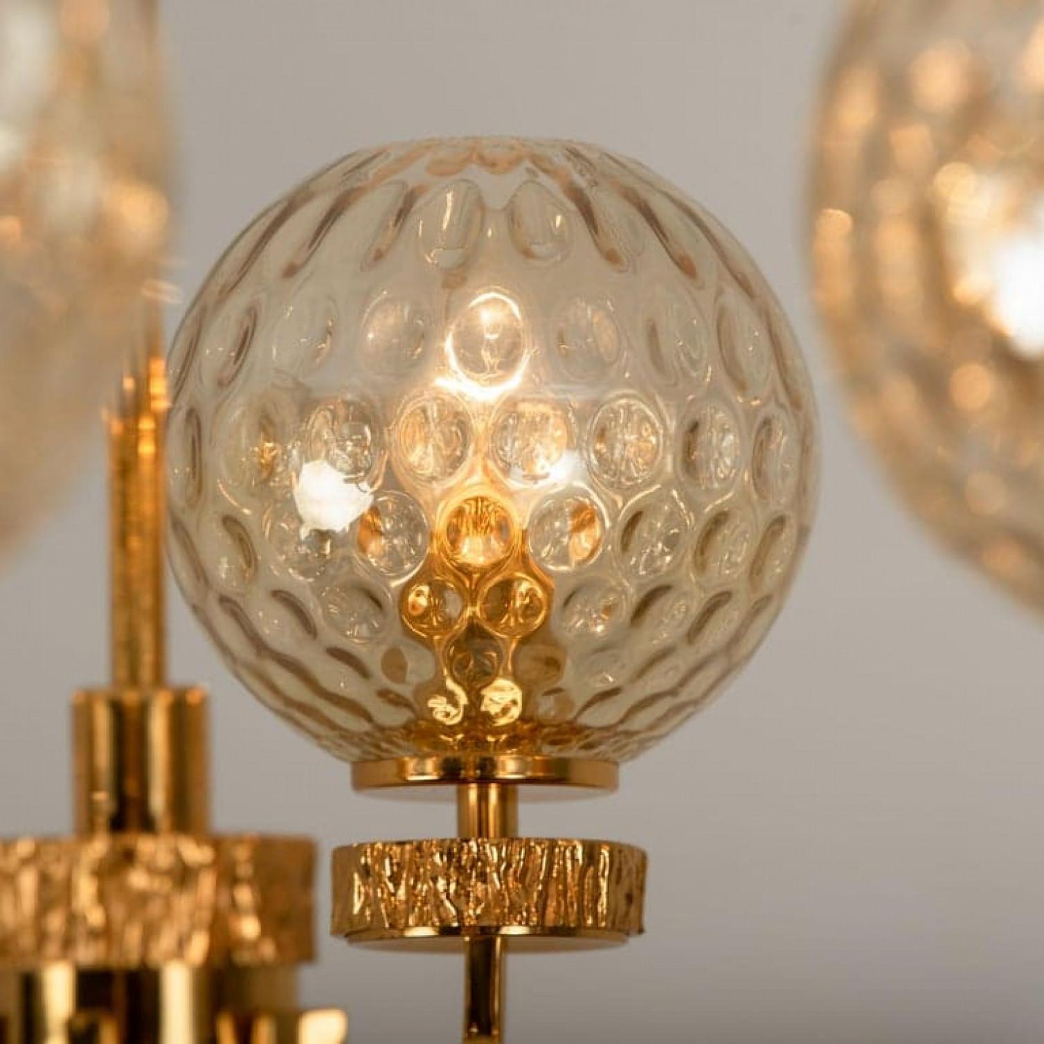 Ce magnifique lustre à suspension, composé de six coupes en verre texturé et d'accessoires plaqués or, a été produit dans les années 1970 dans le style de Brotto. Illumine magnifiquement. Elegant et fin, il est à l'aise avec toutes les époques de