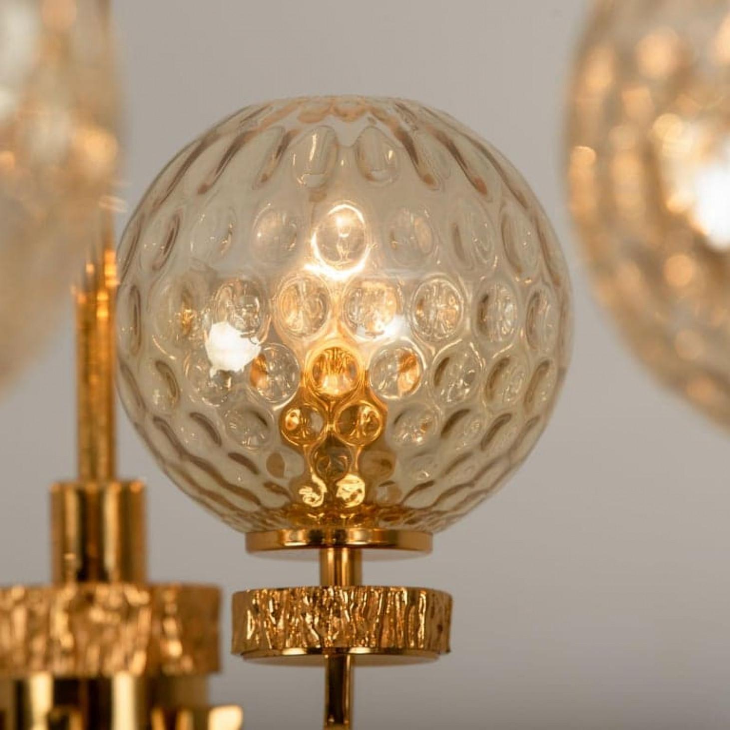 Questo splendido lampadario a sospensione di grandi dimensioni, con sei ciotole in vetro testurizzato e accessori placcati in oro, è stato prodotto negli anni '70 nello stile di Brotto. Illumina meravigliosamente. Elegante e raffinato, si adatta a