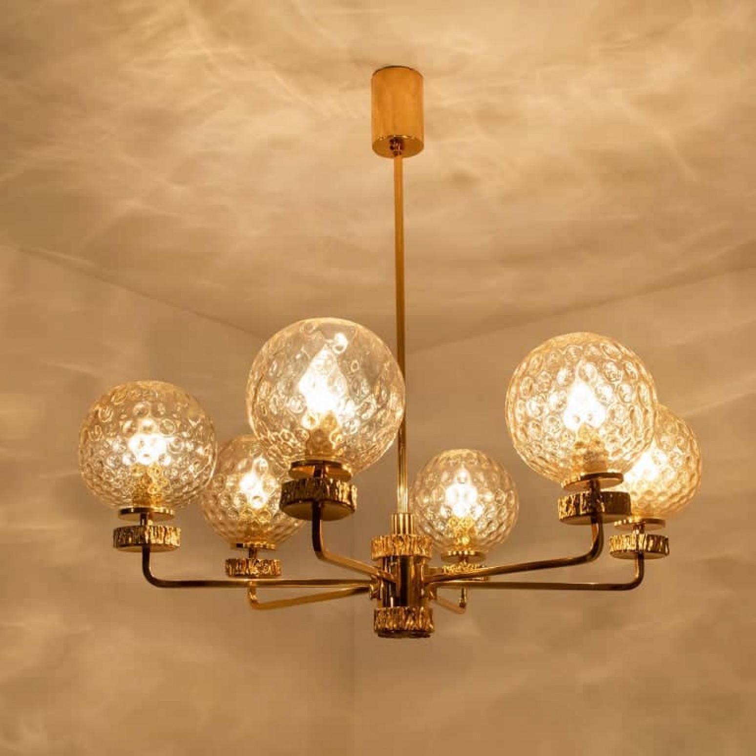 Fine XVIII secolo Grande lampadario in vetro soffiato placcato oro nello stile di Brotto, Italia in vendita