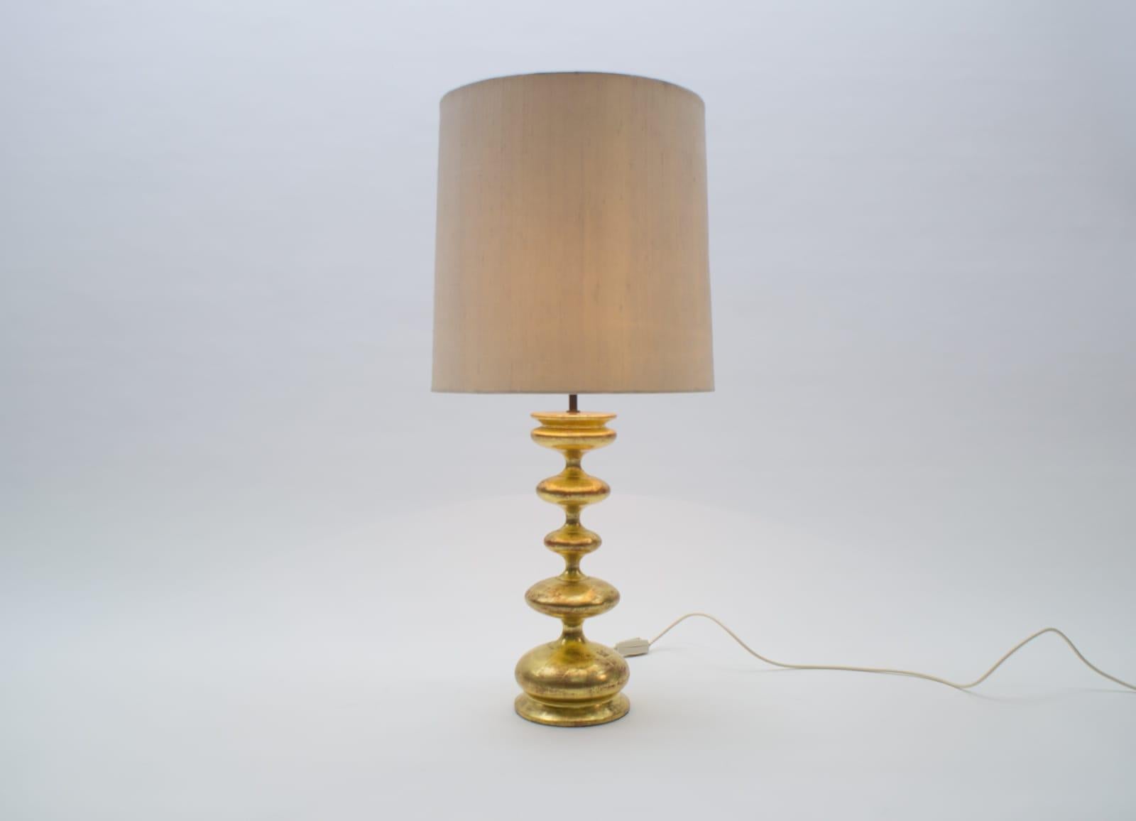 Gold-plated Italian table lamp in Hollywood Regency style. 

This table lamp requires E27 bulb. The height of the base without the shade is 50cm.