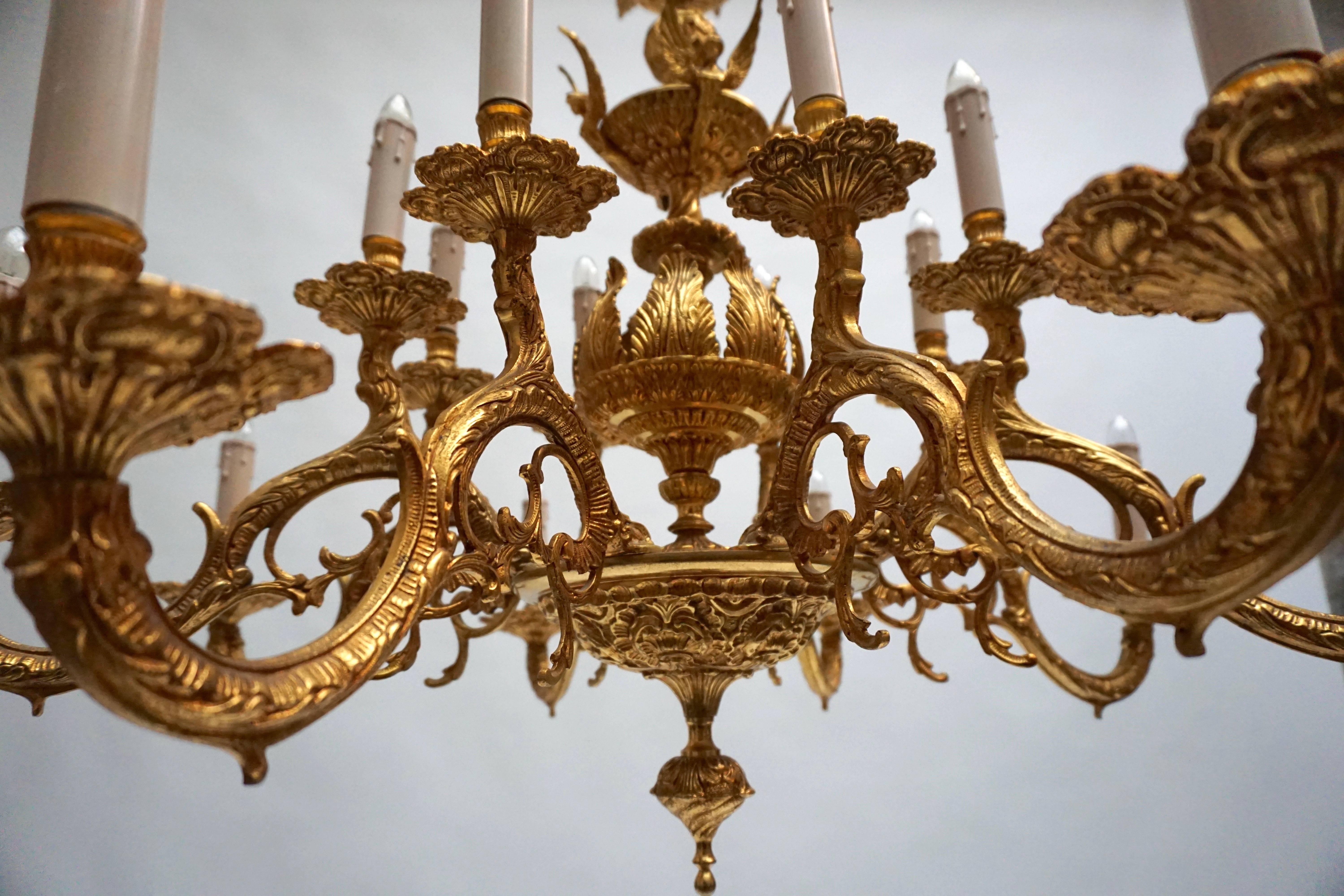 Dos grandes candelabros de dieciséis luces chapados en oro siglo XX en venta