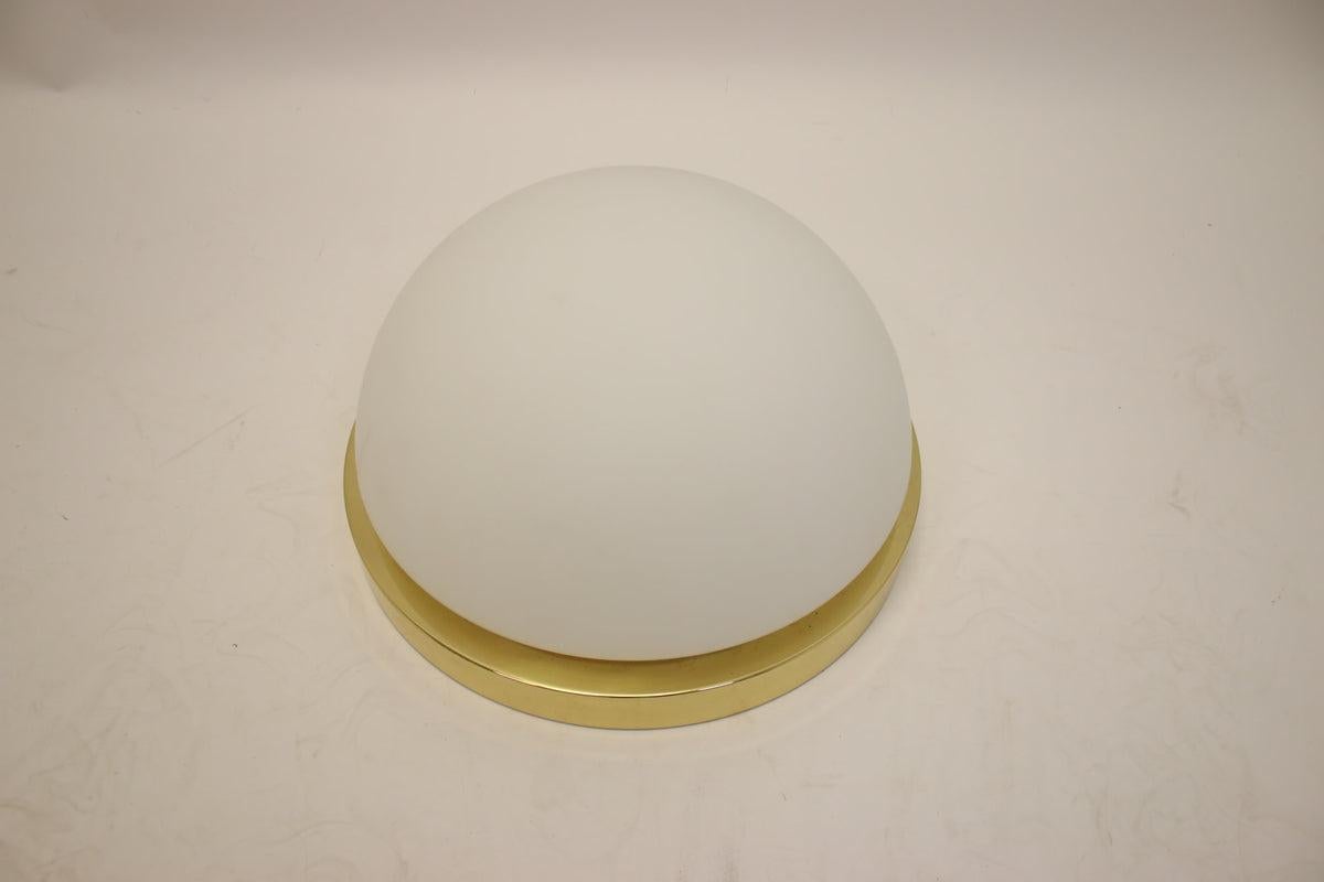 Large Gold Round Ceiling Light Glashutte Limburg

Large Round Gold Ceiling Lamp

with white frosted glass shade

made by the German company Glassheute Limburg in the 1980s

the lamp is in perfect condition,

Additional information:
Dimensions: 37 W