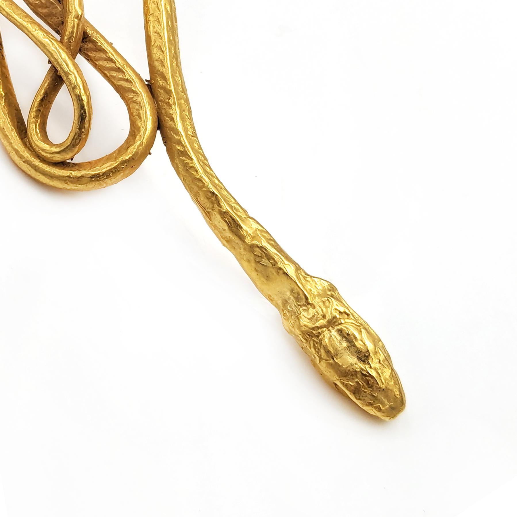 Große Gold Serpentin-Ohrringe (Kunsthandwerker*in) im Angebot