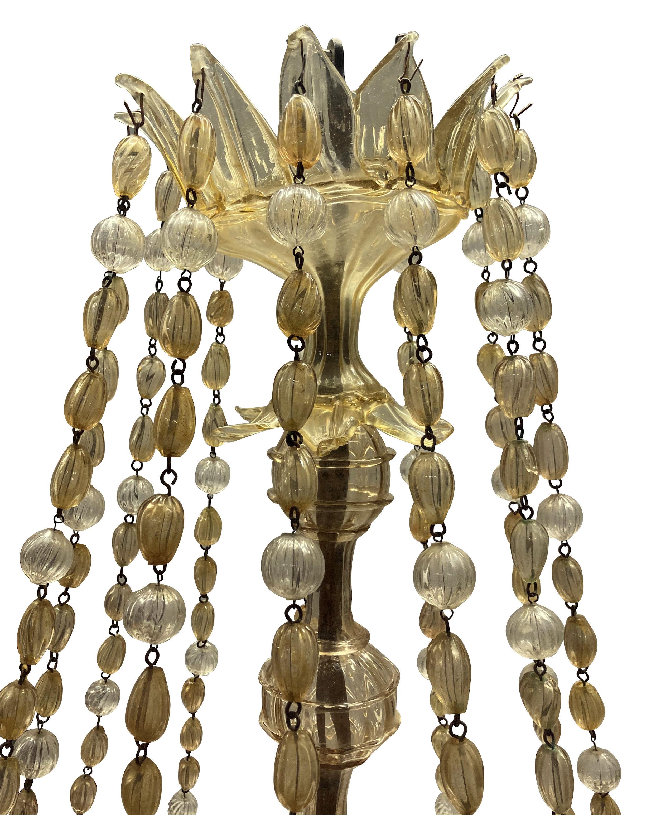 Ein großer italienischer Kronleuchter aus mundgeblasenem, goldgetöntem Glas von Fratelli Toso. Zwölfarmig, durchgehend mit klaren und goldfarbenen Kugeln besetzt. Unterschrieben.