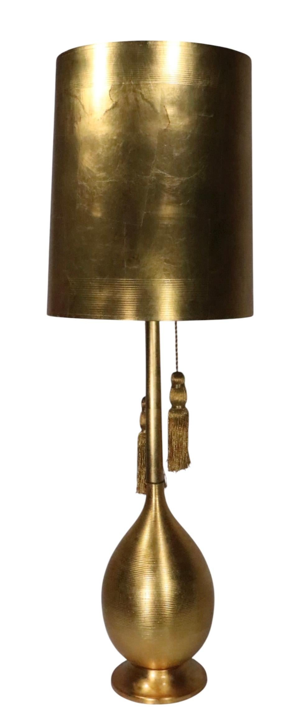 Large Gold Tone Hollywood Regency Style Table Lamp c. 1950/70's en venta 3
