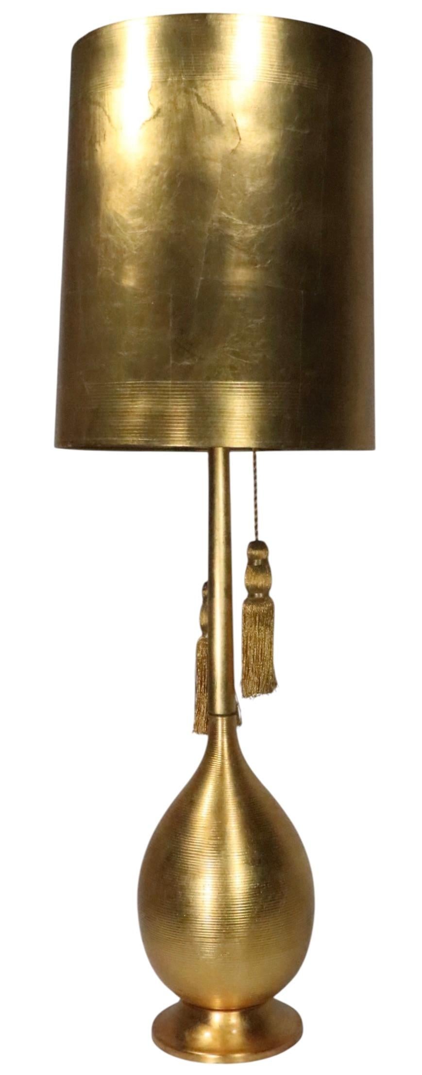 Large Gold Tone Hollywood Regency Style Table Lamp c. 1950/70's en venta 8