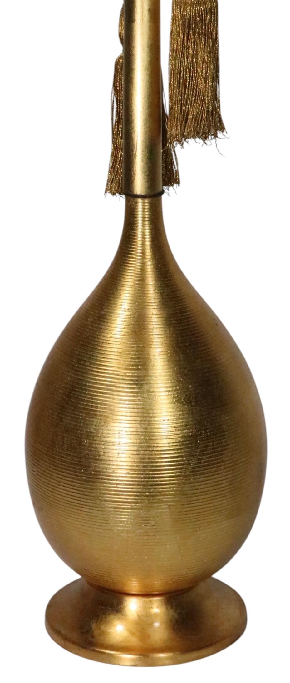 Large Gold Tone Hollywood Regency Style Table Lamp c. 1950/70's Regencia de Hollywood en venta