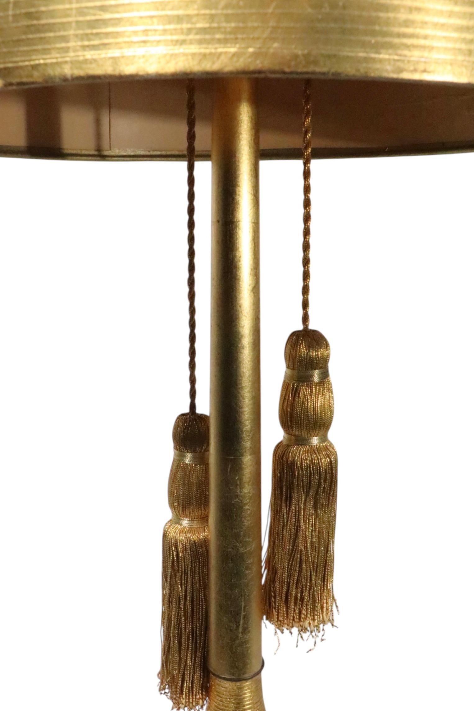 Large Gold Tone Hollywood Regency Style Table Lamp c. 1950/70's Estadounidense en venta