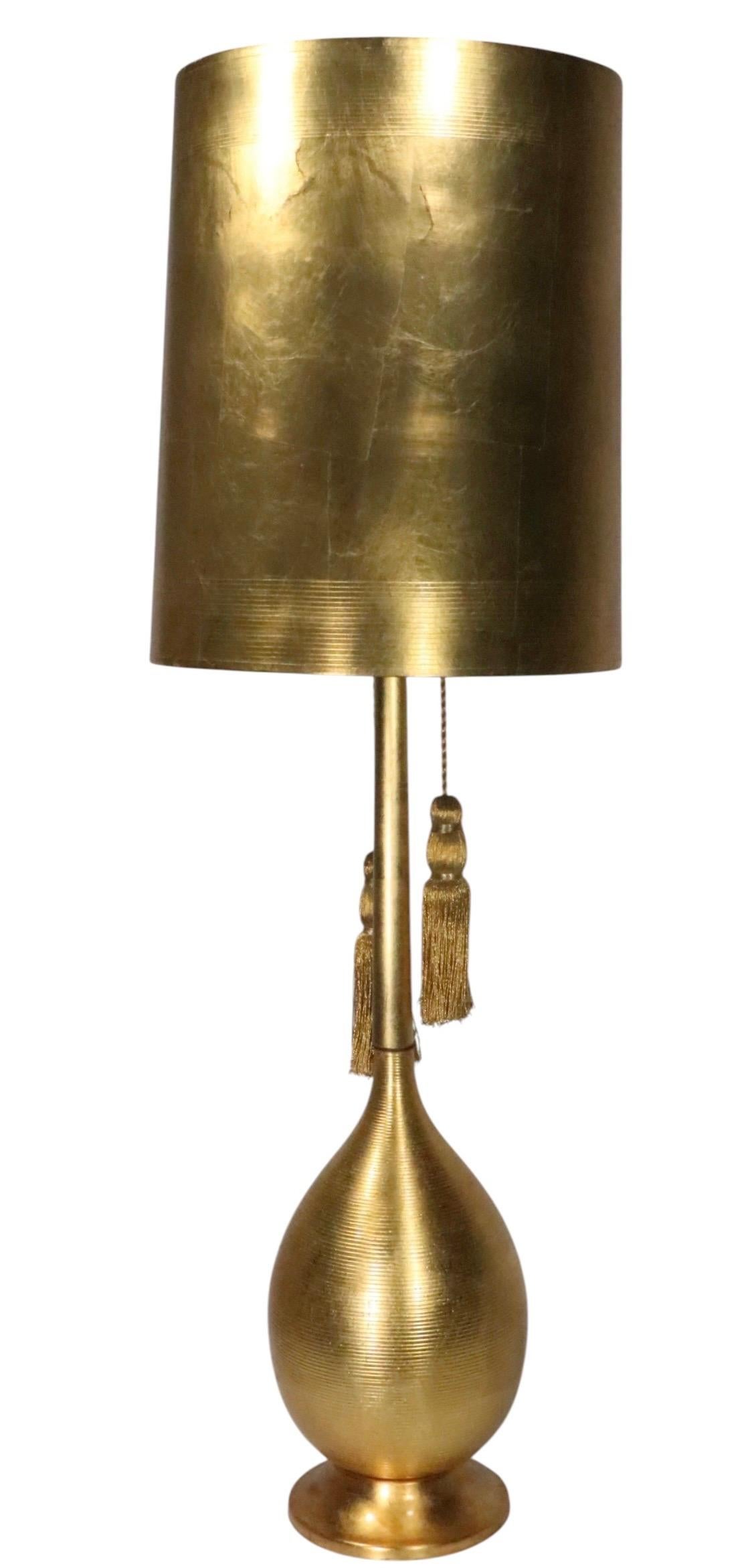 Large Gold Tone Hollywood Regency Style Table Lamp c. 1950/70's en Bueno estado para la venta en New York, NY