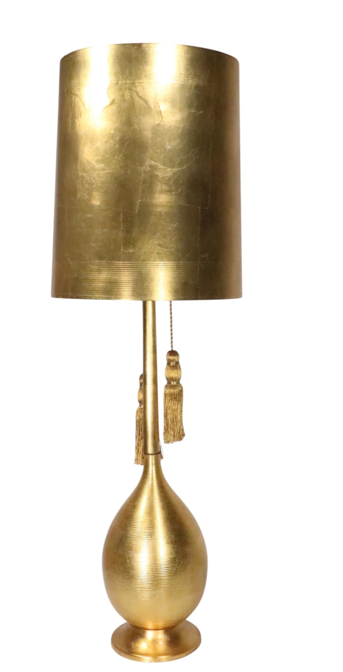 Large Gold Tone Hollywood Regency Style Table Lamp c. 1950/70's siglo XX en venta