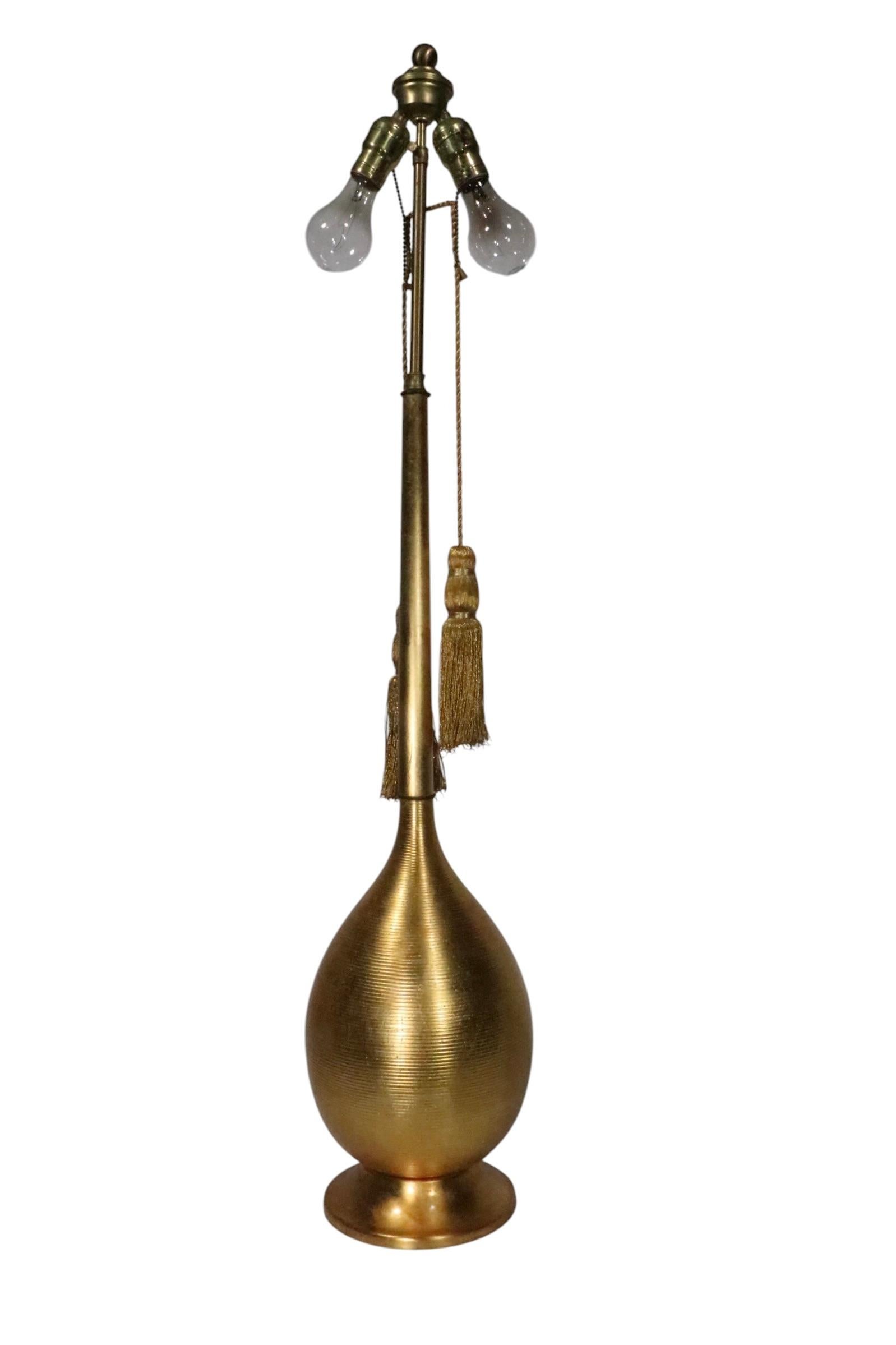 Large Gold Tone Hollywood Regency Style Table Lamp c. 1950/70's Metal en venta