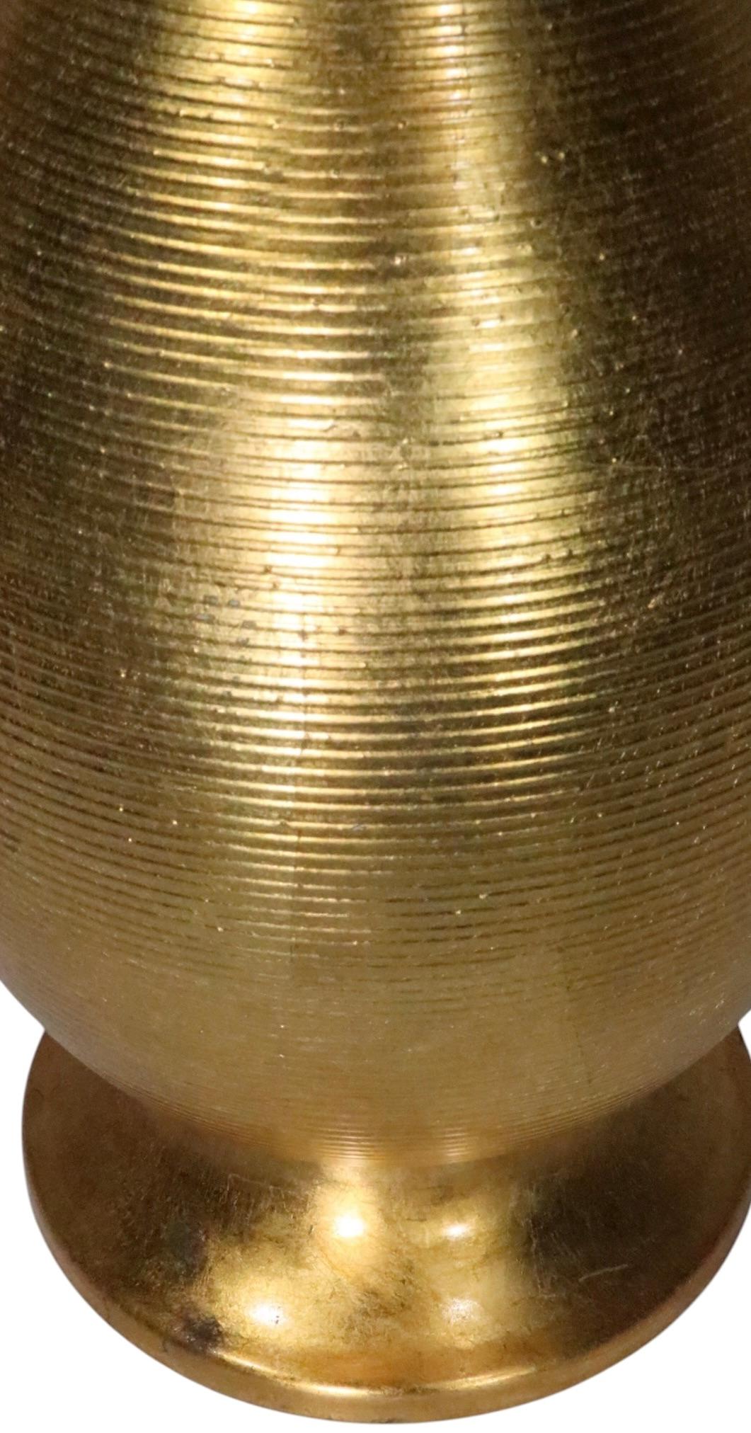 Large Gold Tone Hollywood Regency Style Table Lamp c. 1950/70's en venta 1